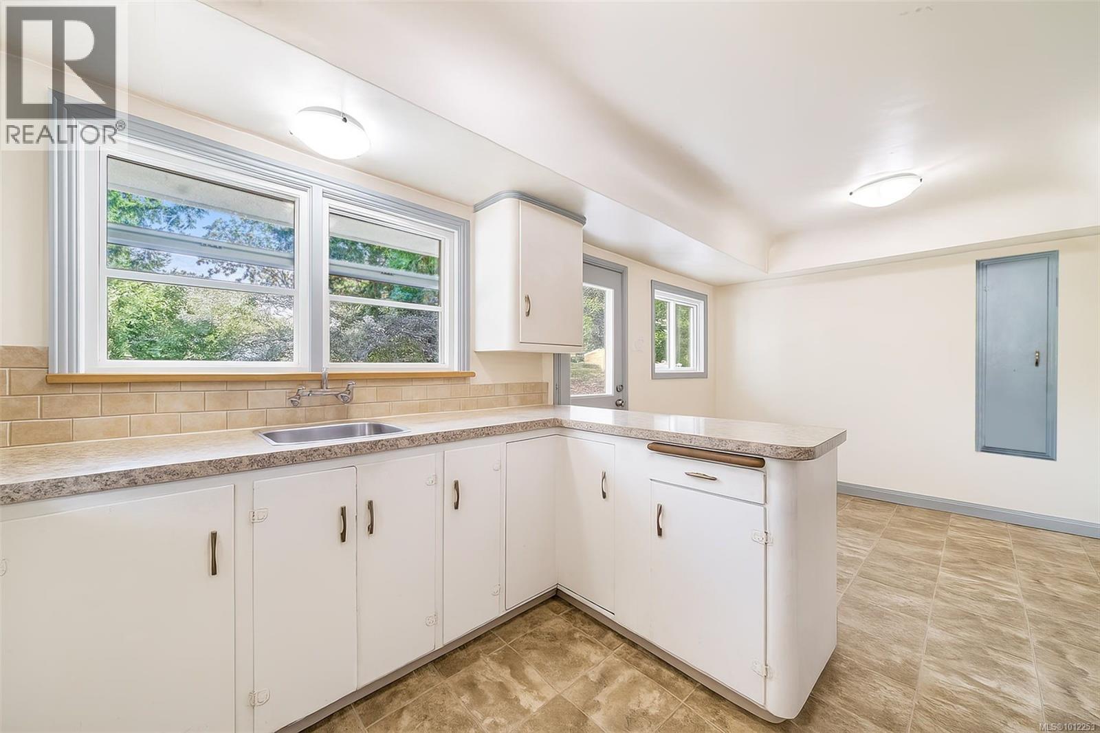  215 Suzanne Place, View Royal