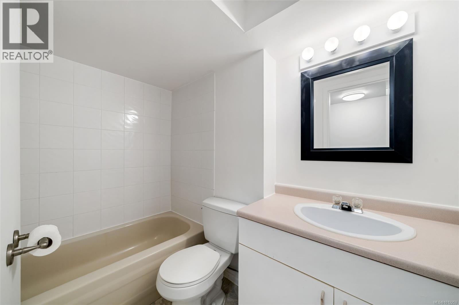  215 Suzanne Place, View Royal