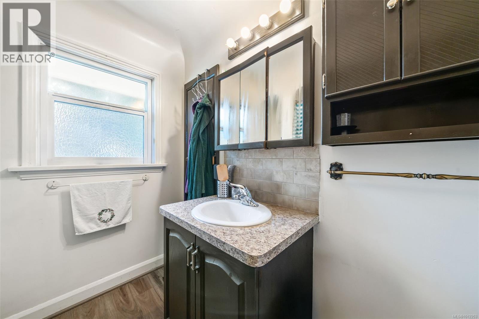  215 Suzanne Place, View Royal