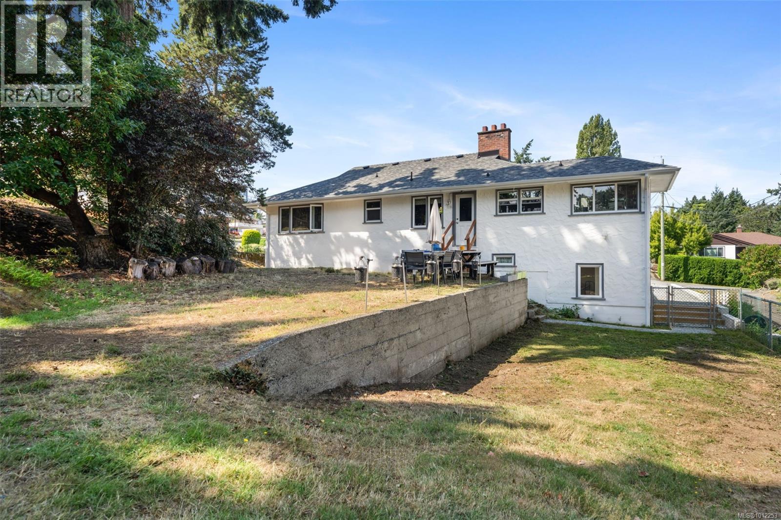  215 Suzanne Place, View Royal