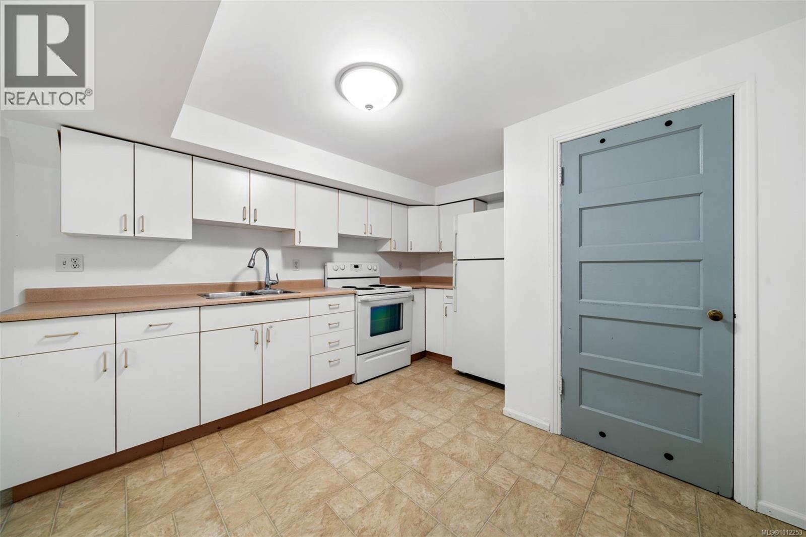  215 Suzanne Place, View Royal