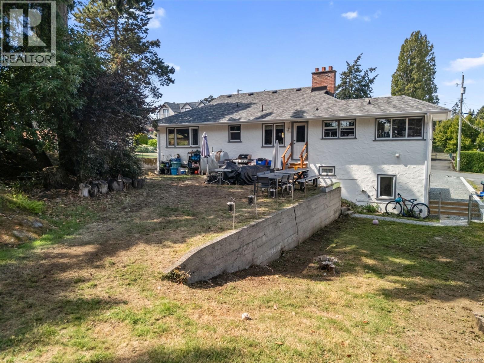  215 Suzanne Place, View Royal