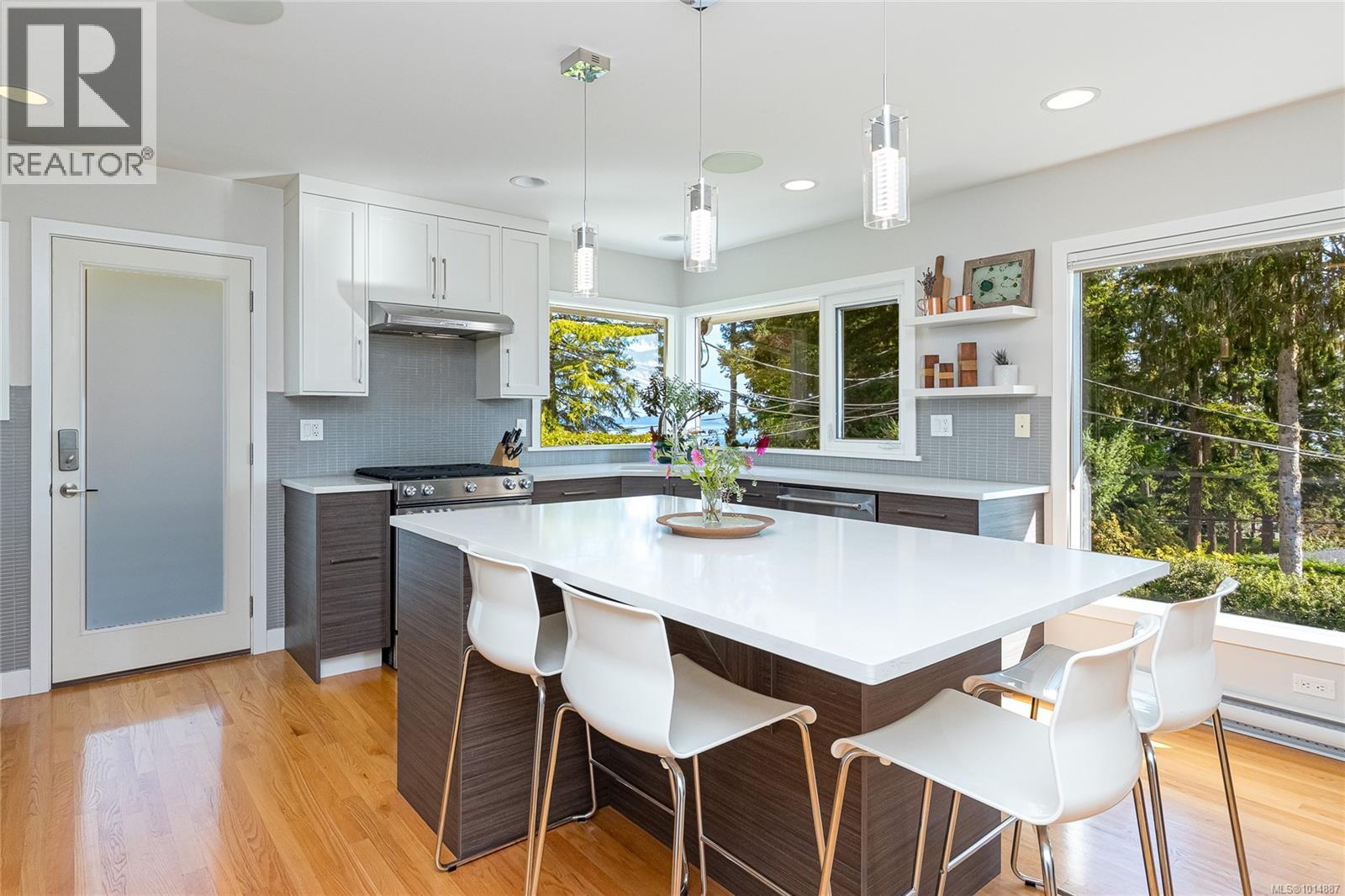 8650 Emard Terr, North Saanich