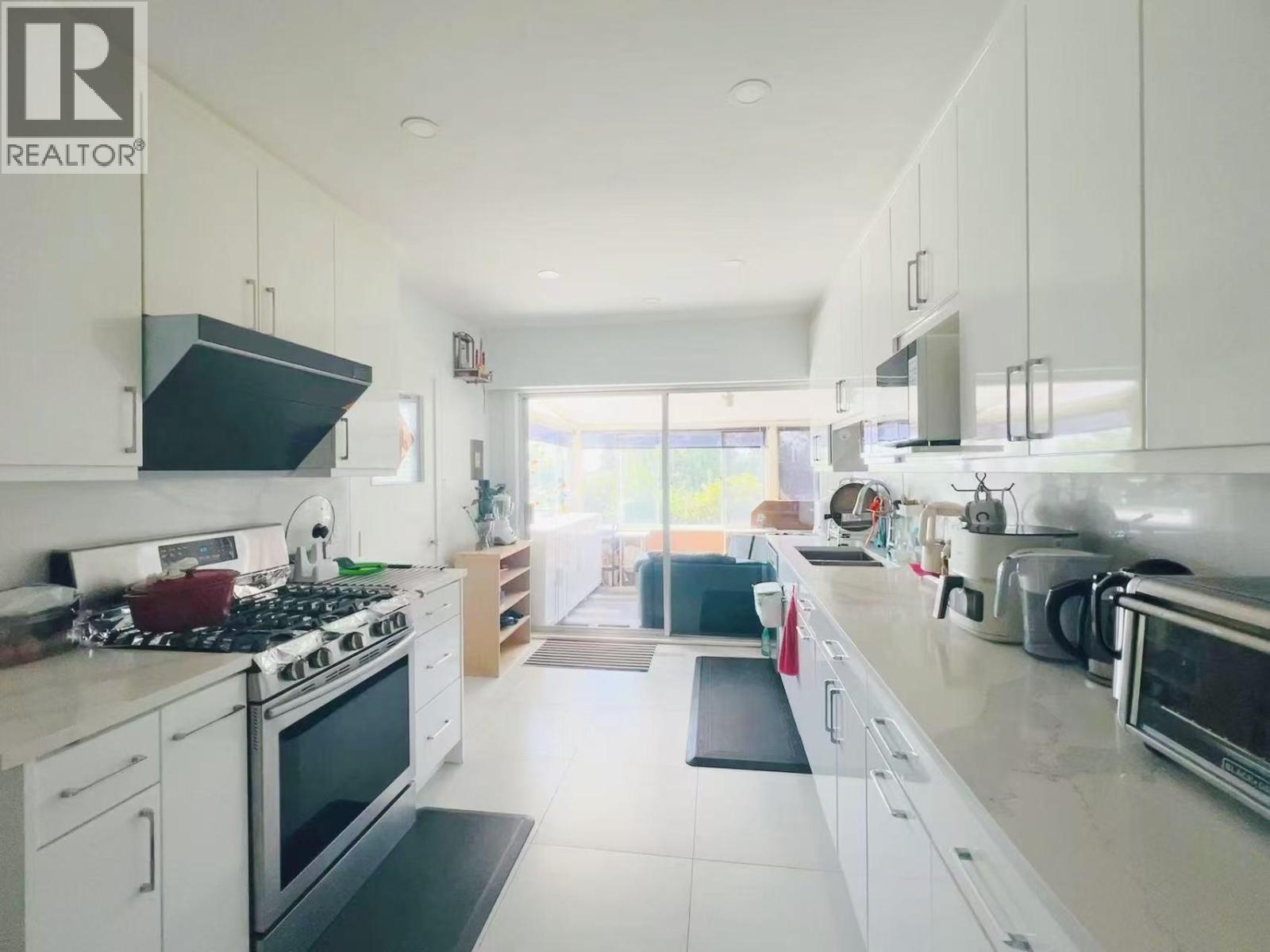 7789 DOW AVENUE, Burnaby