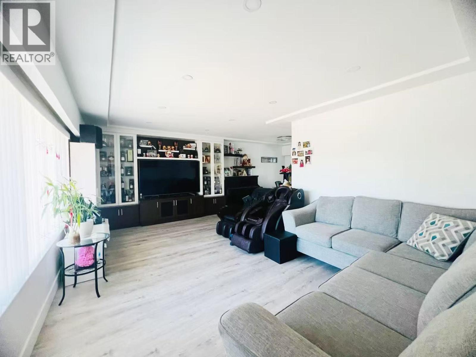 7789 DOW AVENUE, Burnaby