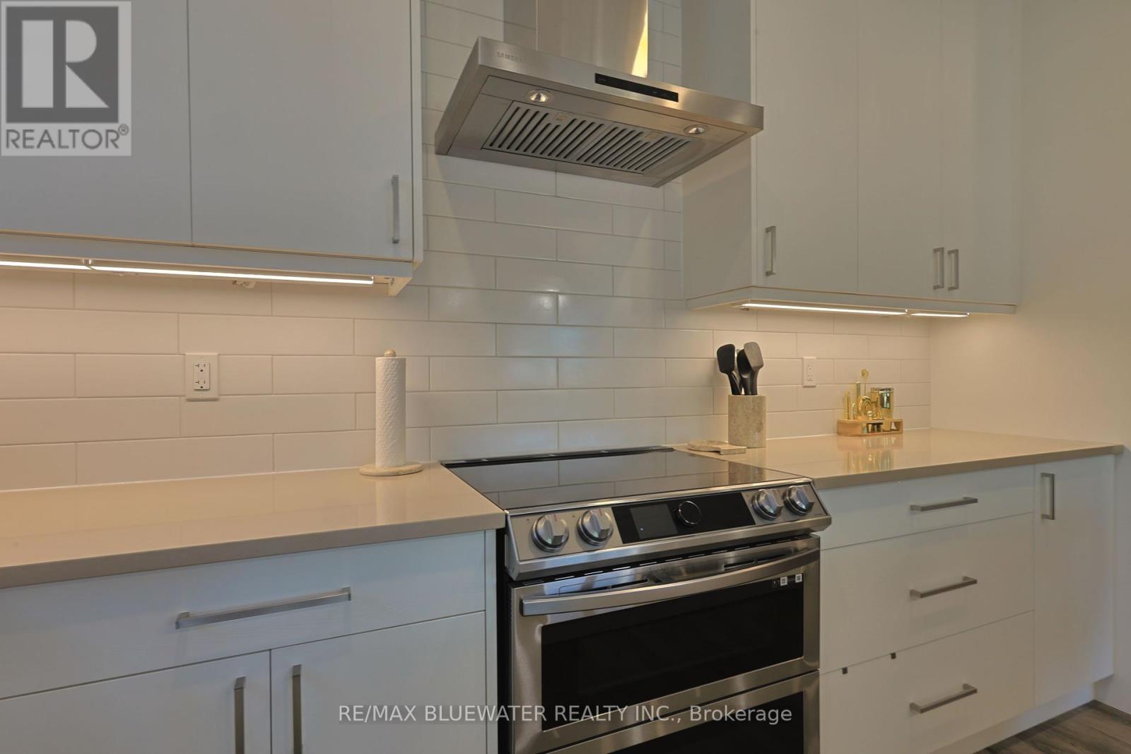 Single Family House Bungalow for Sale in  BROAD STREET North Middlesex (Parkhill) 