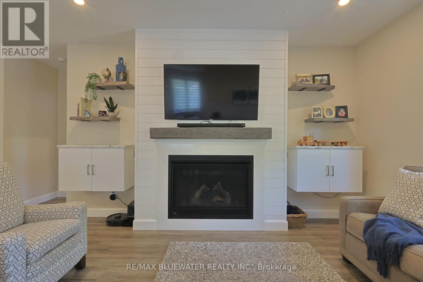 Single Family House Bungalow for Sale in  BROAD STREET North Middlesex (Parkhill) 