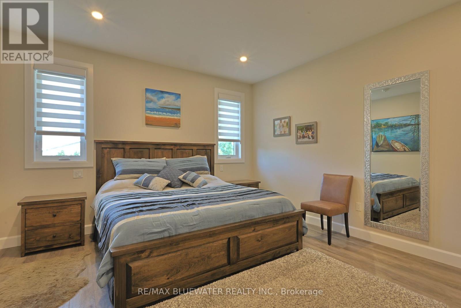 Single Family House Bungalow for Sale in  BROAD STREET North Middlesex (Parkhill) 