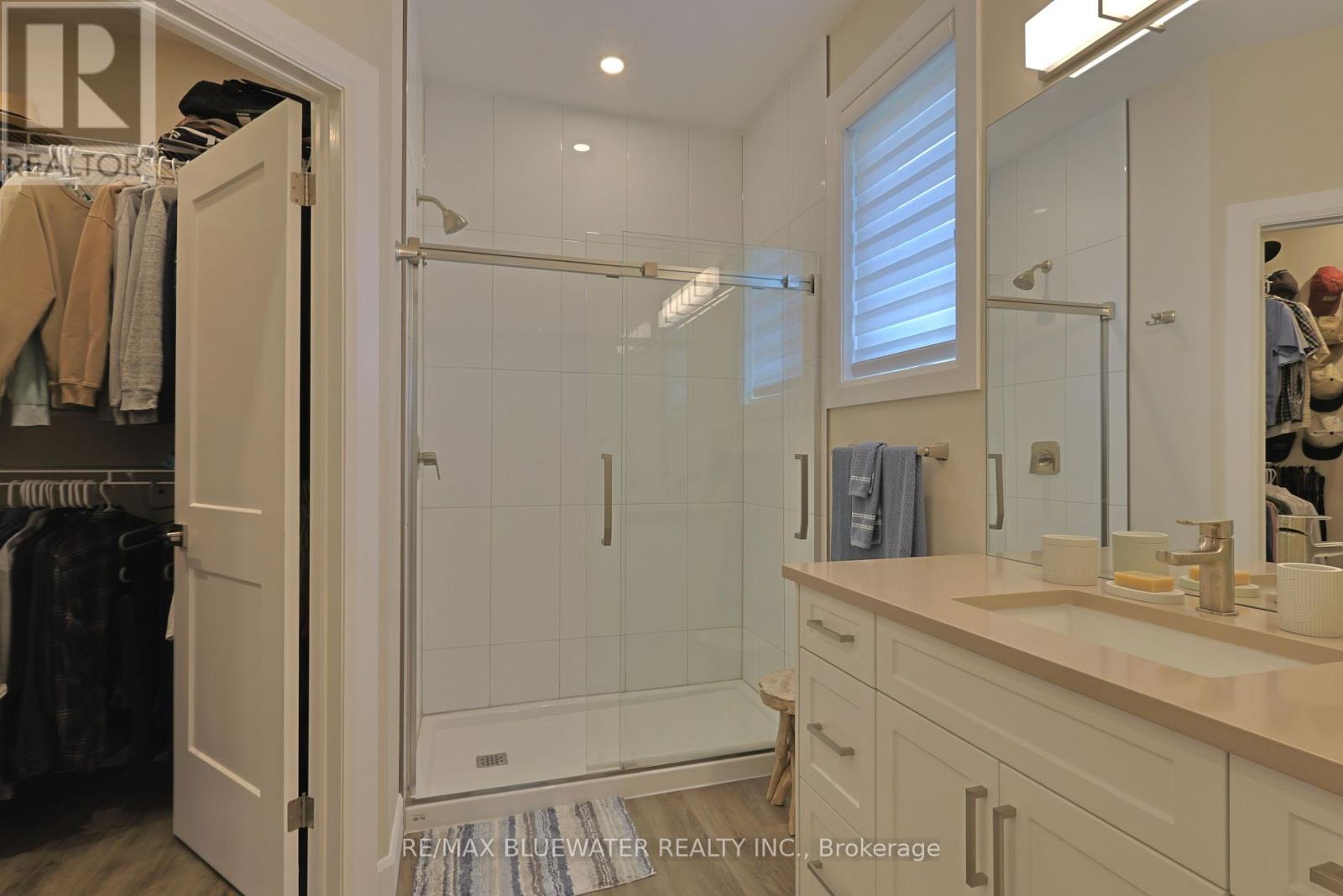 Single Family House Bungalow for Sale in  BROAD STREET North Middlesex (Parkhill) 