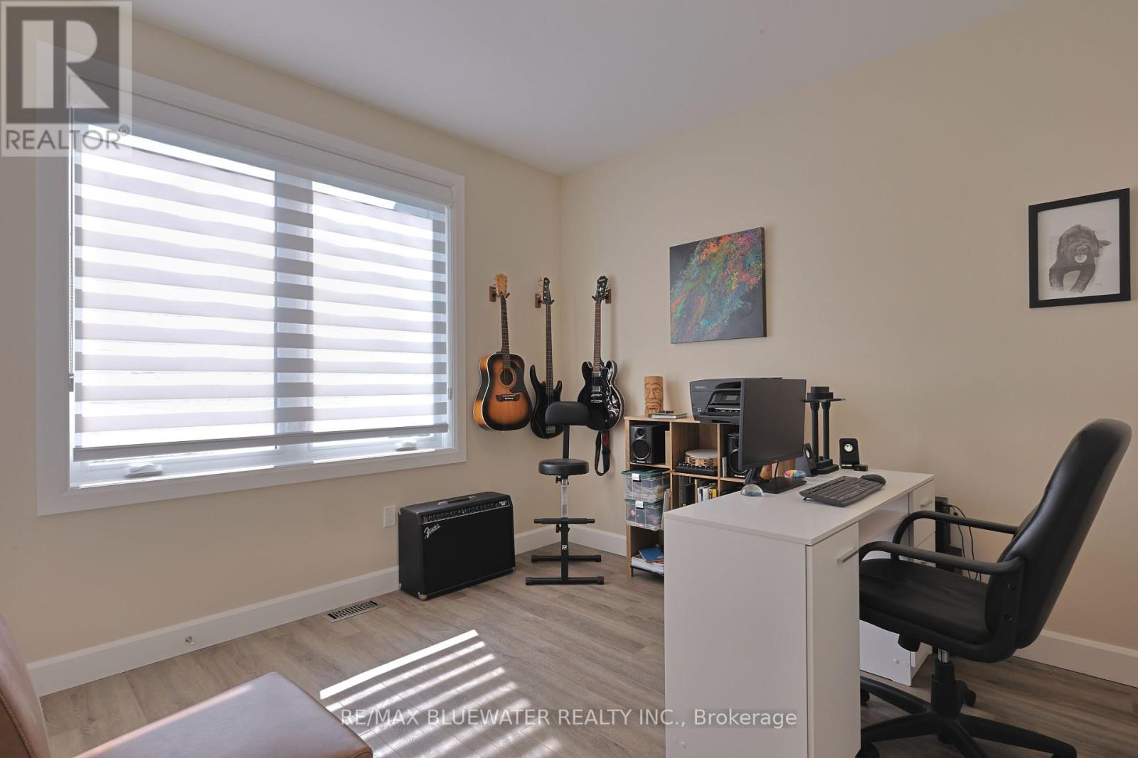 Single Family House Bungalow for Sale in  BROAD STREET North Middlesex (Parkhill) 