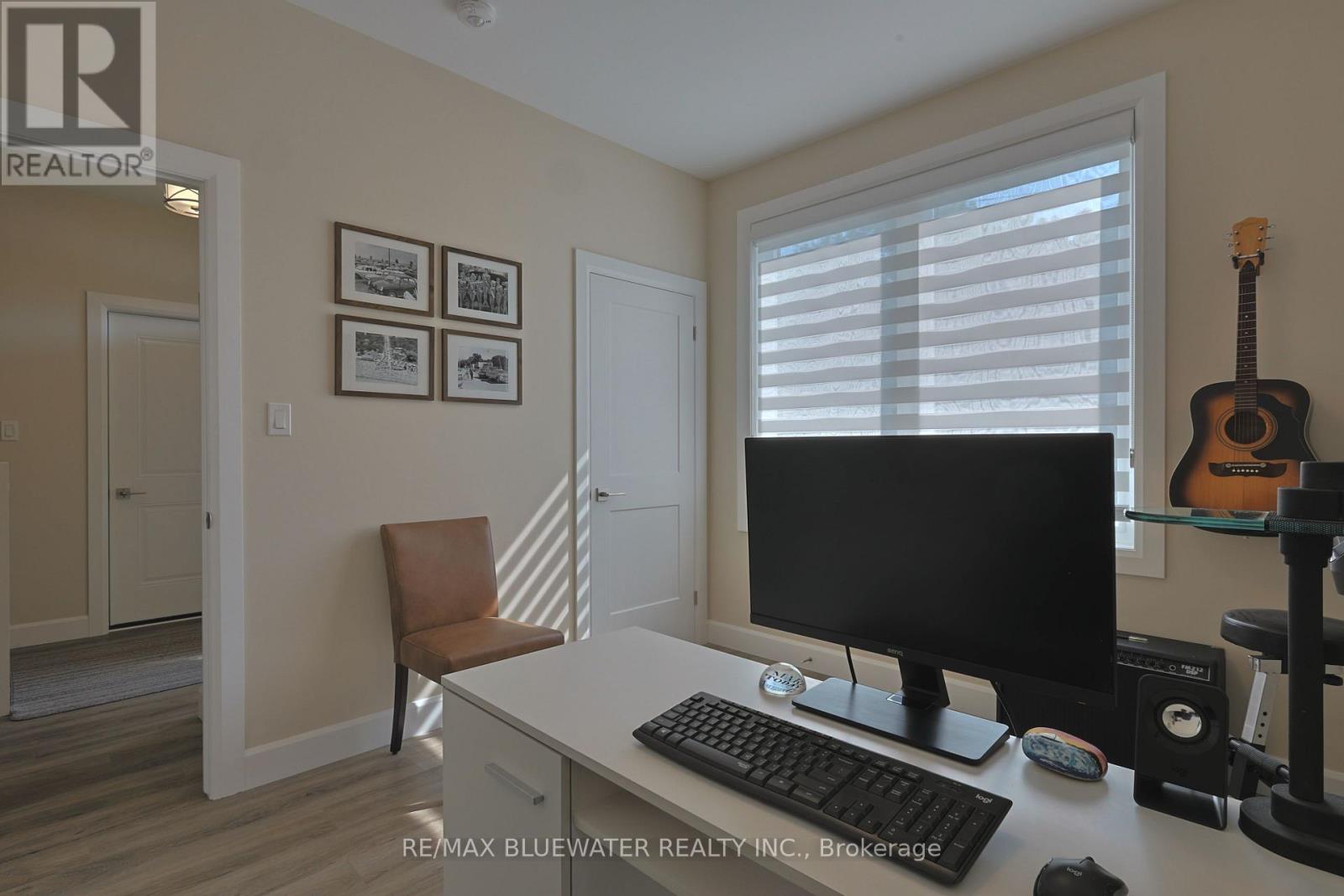 Single Family House Bungalow for Sale in  BROAD STREET North Middlesex (Parkhill) 