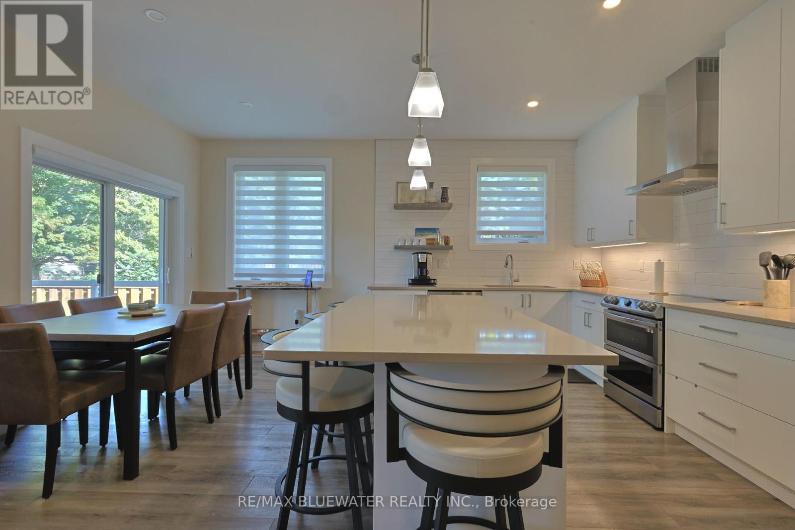 Single Family House Bungalow for Sale in  BROAD STREET North Middlesex (Parkhill) 