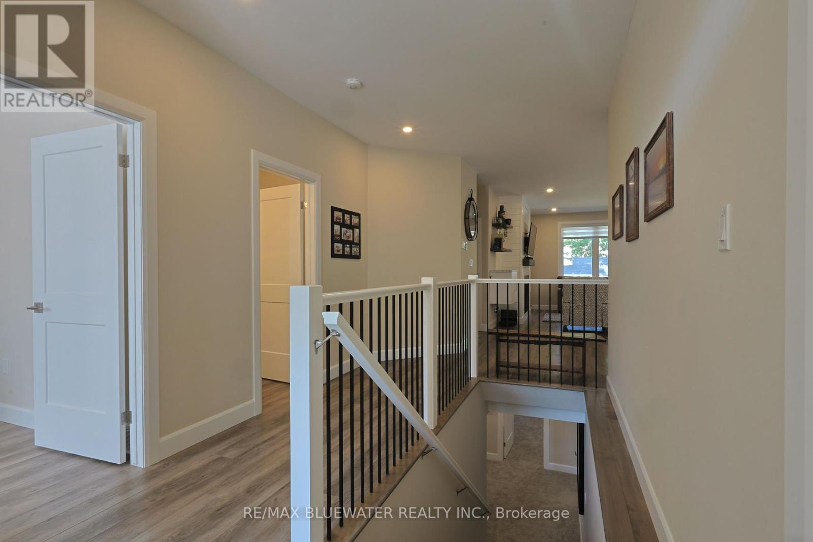 Single Family House Bungalow for Sale in  BROAD STREET North Middlesex (Parkhill) 