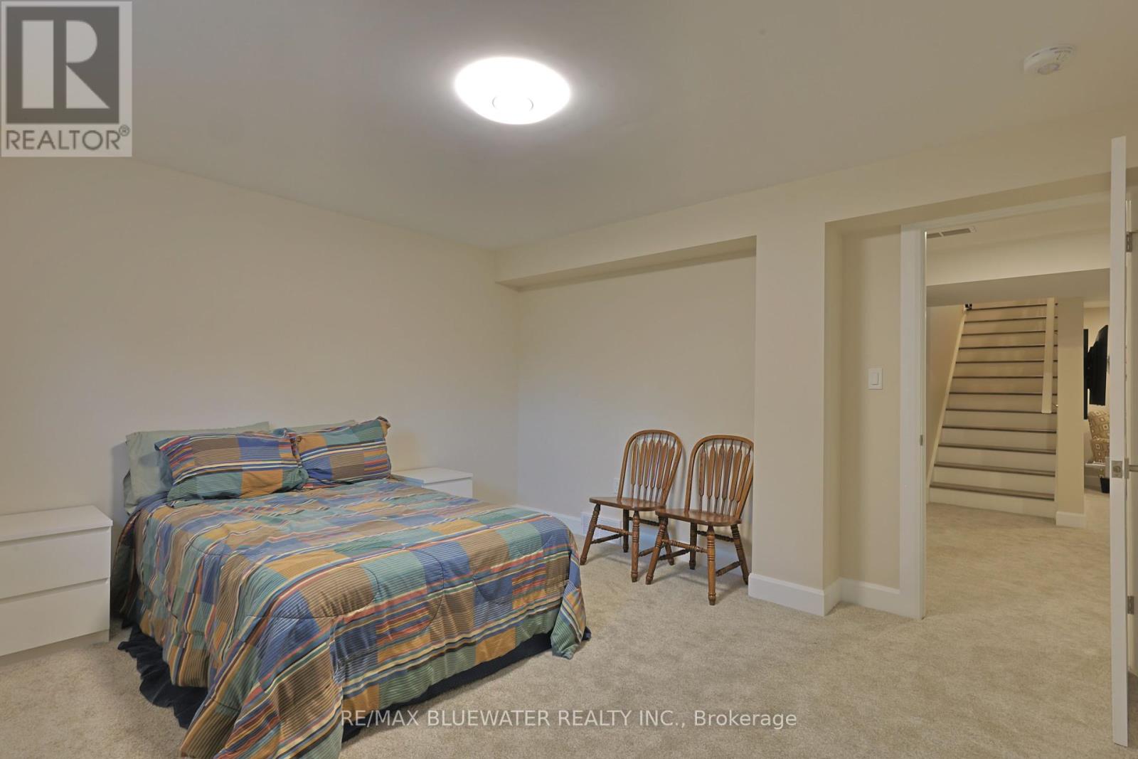 Single Family House Bungalow for Sale in  BROAD STREET North Middlesex (Parkhill) 