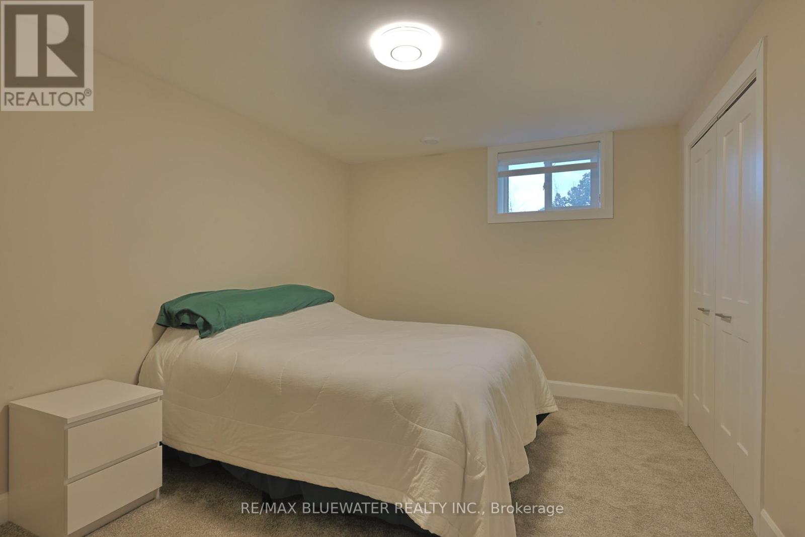 Single Family House Bungalow for Sale in  BROAD STREET North Middlesex (Parkhill) 