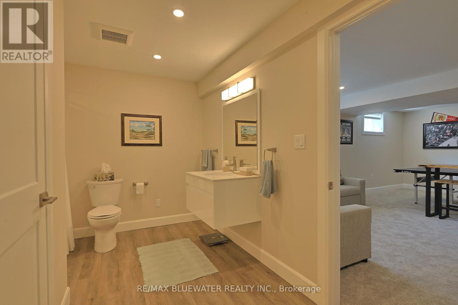 Single Family House Bungalow for Sale in  BROAD STREET North Middlesex (Parkhill) 