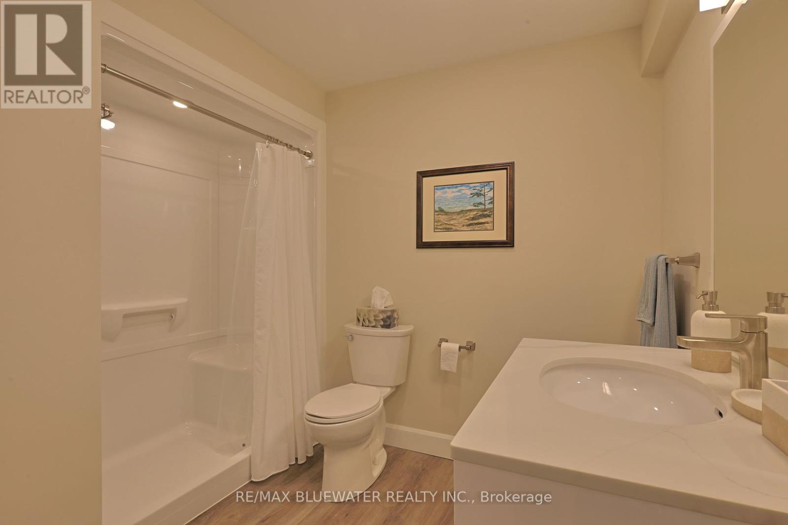 Single Family House Bungalow for Sale in  BROAD STREET North Middlesex (Parkhill) 