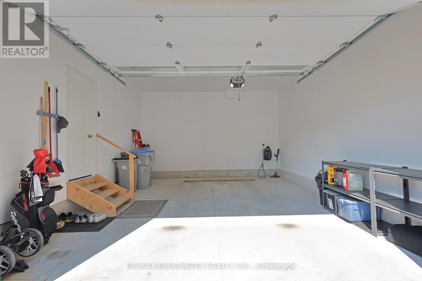 Single Family House Bungalow for Sale in  BROAD STREET North Middlesex (Parkhill) 