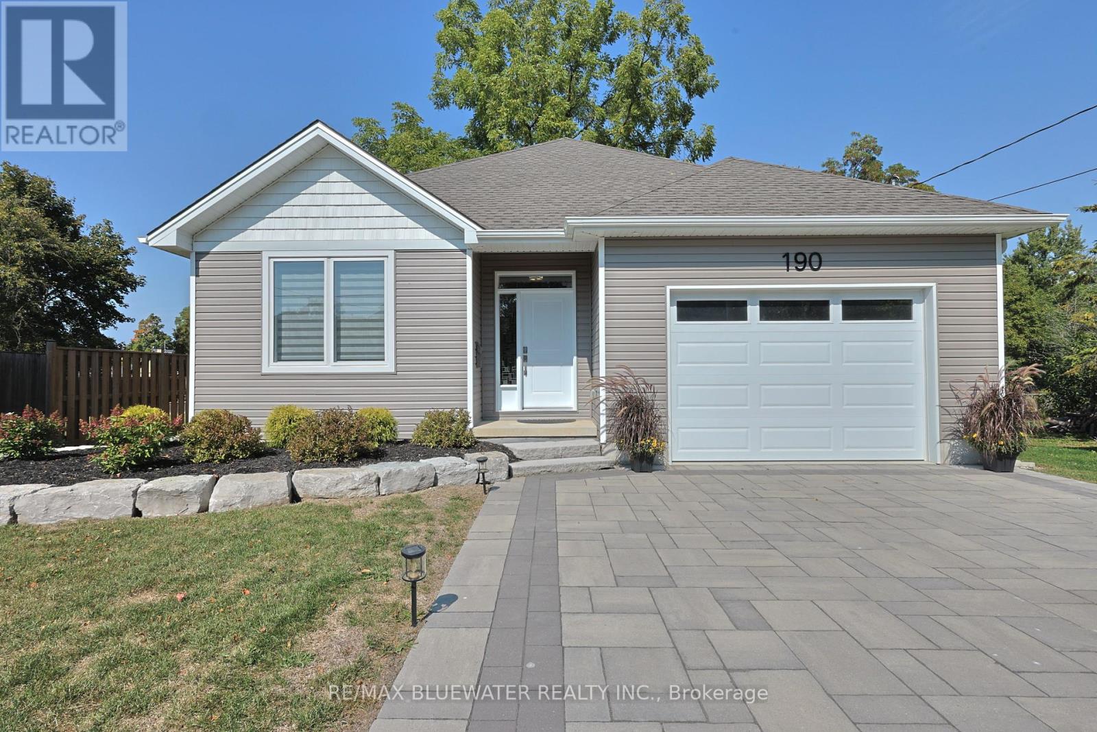 Single Family House Bungalow for Sale in  BROAD STREET North Middlesex (Parkhill) 