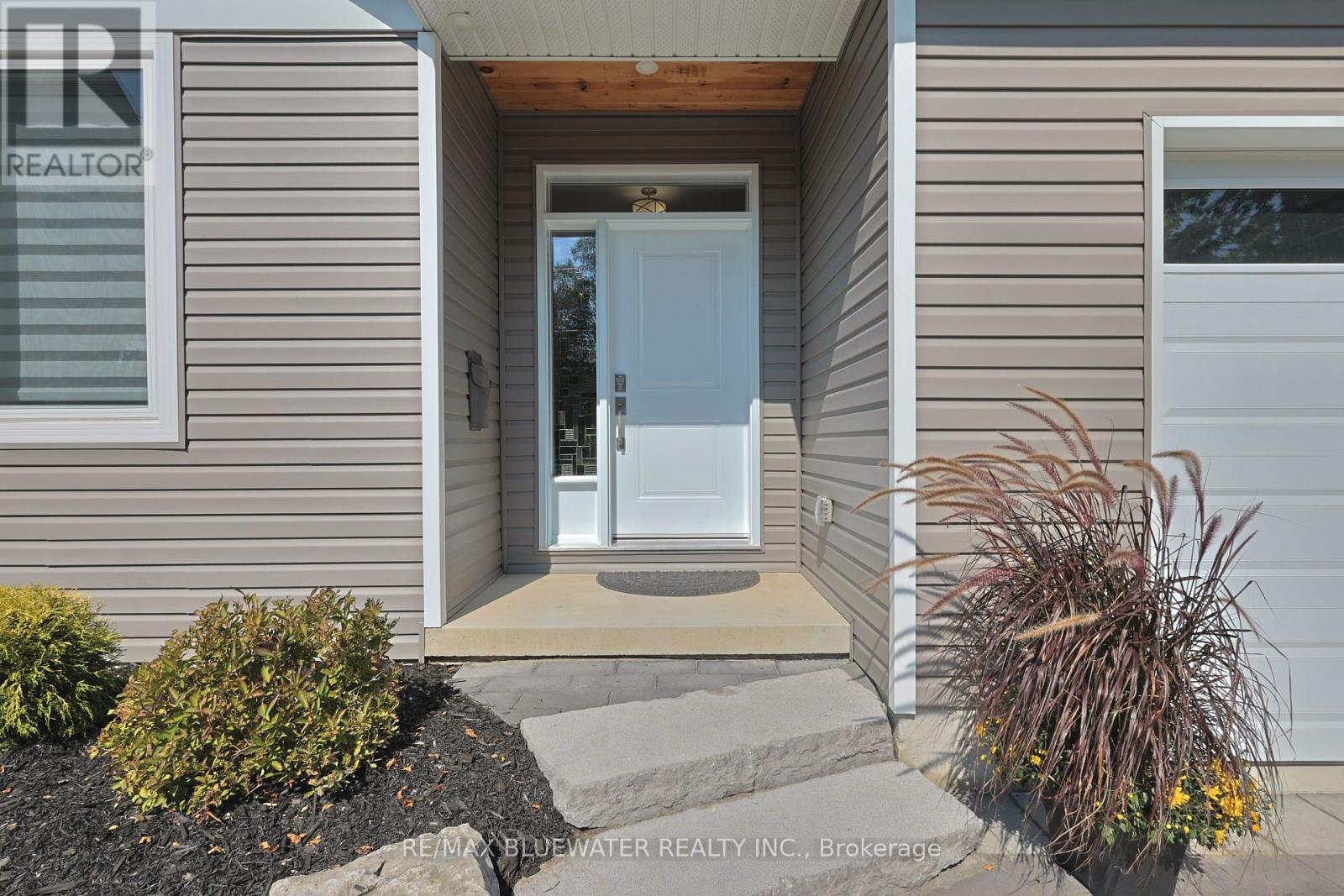 Single Family House Bungalow for Sale in  BROAD STREET North Middlesex (Parkhill) 