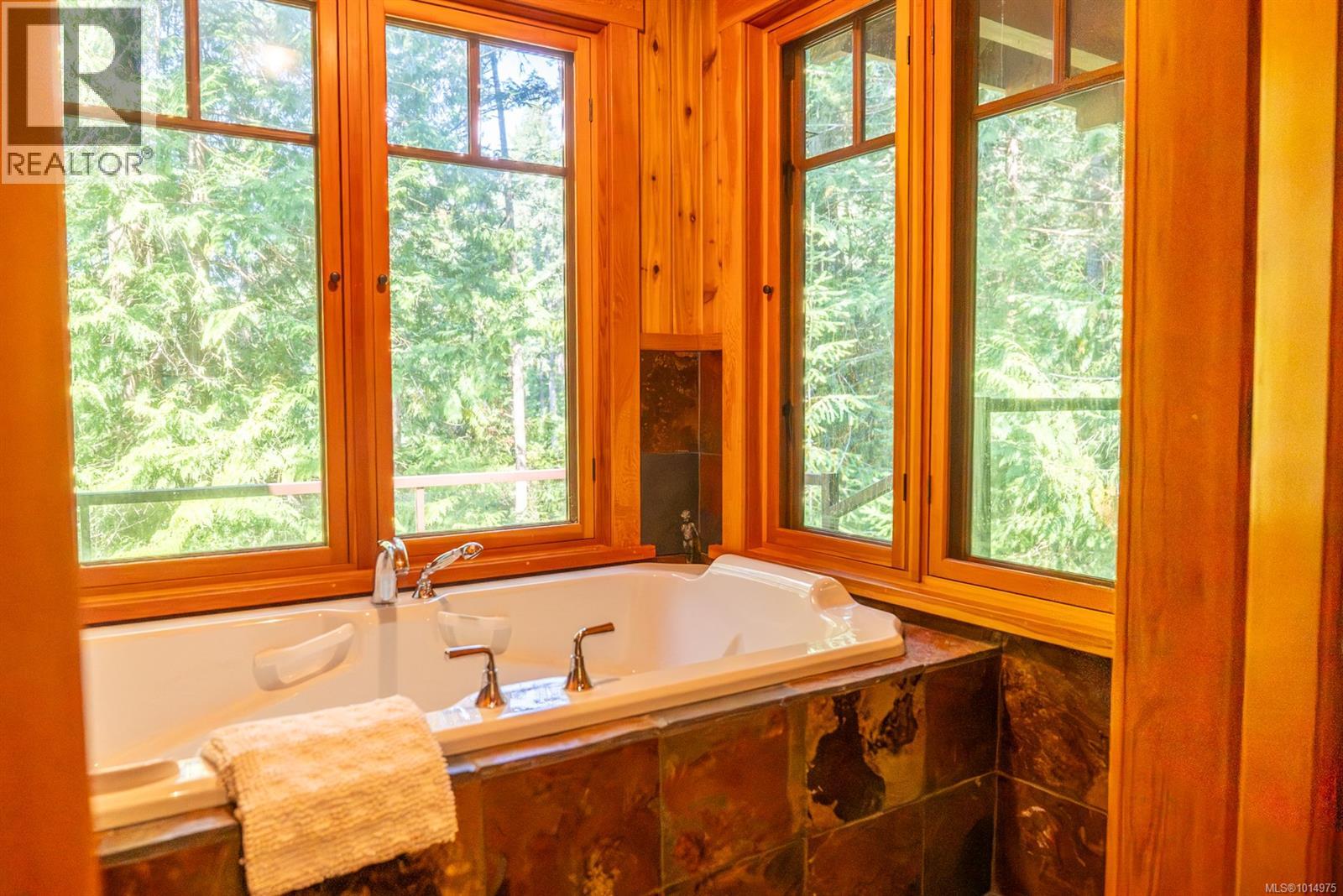 8807 Ainslie Point Rd, Pender Island