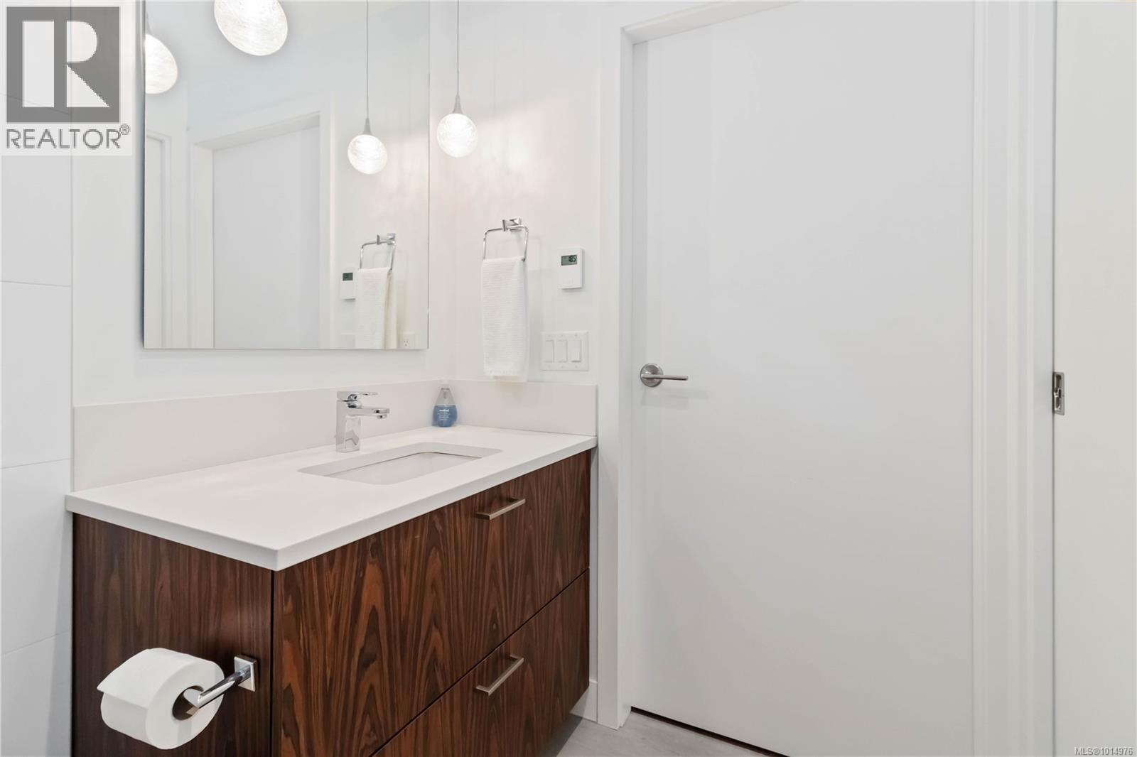 302 838 Broughton Street, Victoria