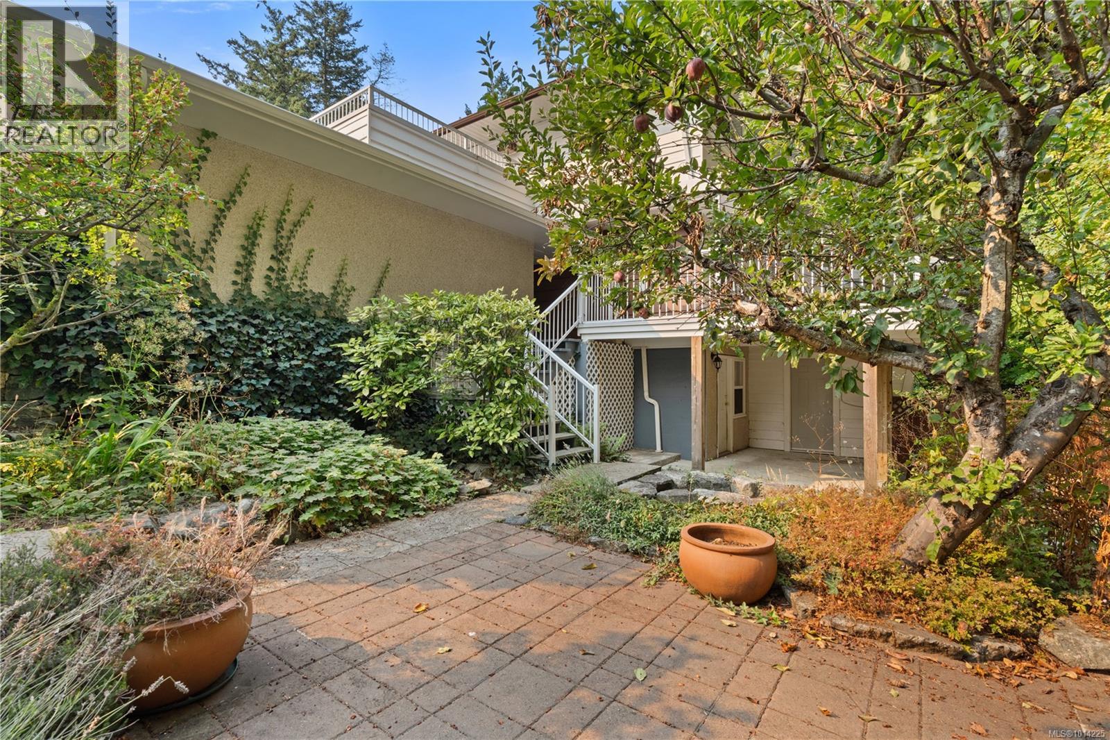 2108 Wenman Dr, Saanich
