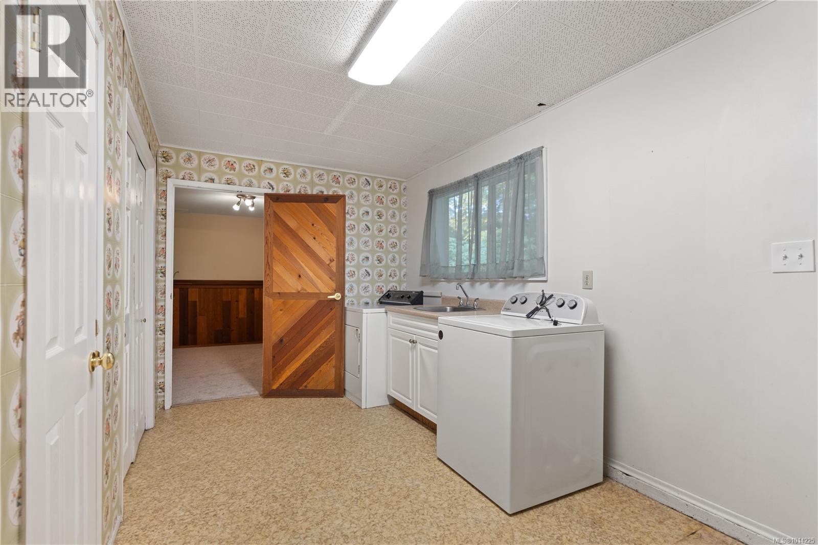 2108 Wenman Dr, Saanich