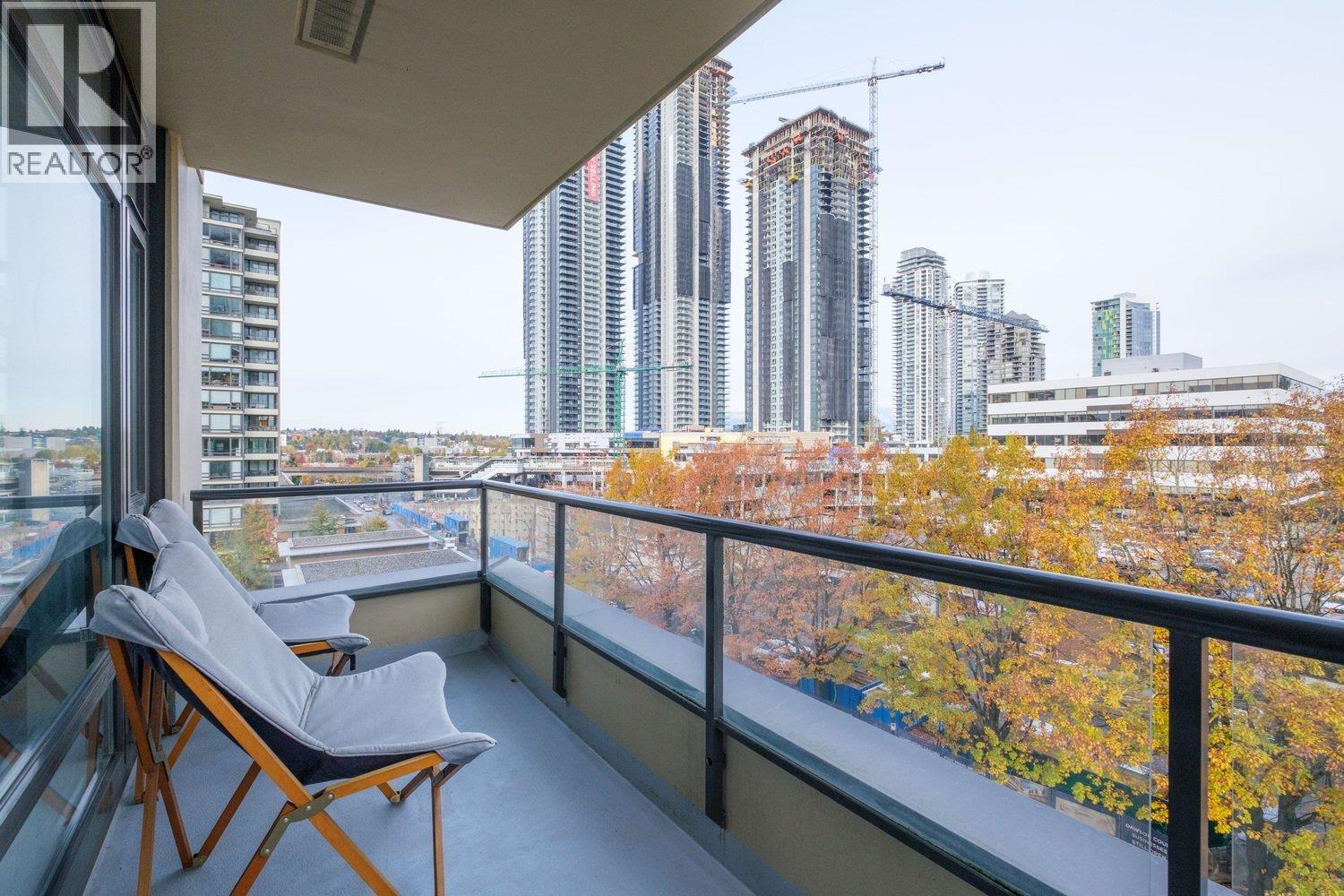 702 4250 DAWSON STREET, Burnaby