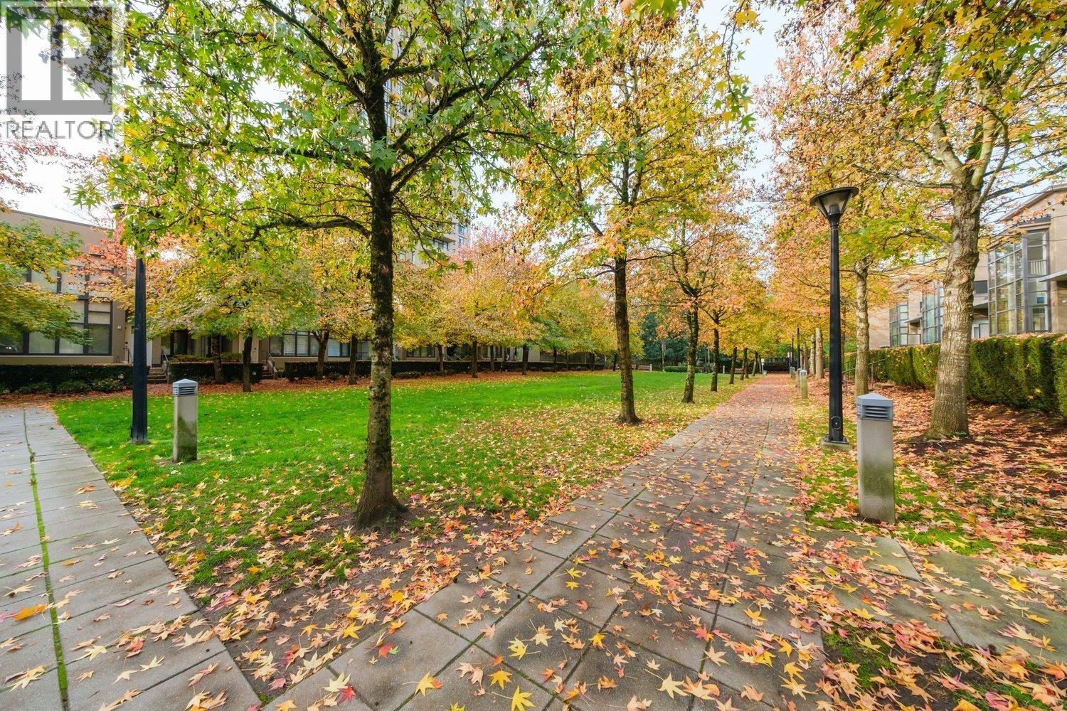 702 4250 DAWSON STREET, Burnaby