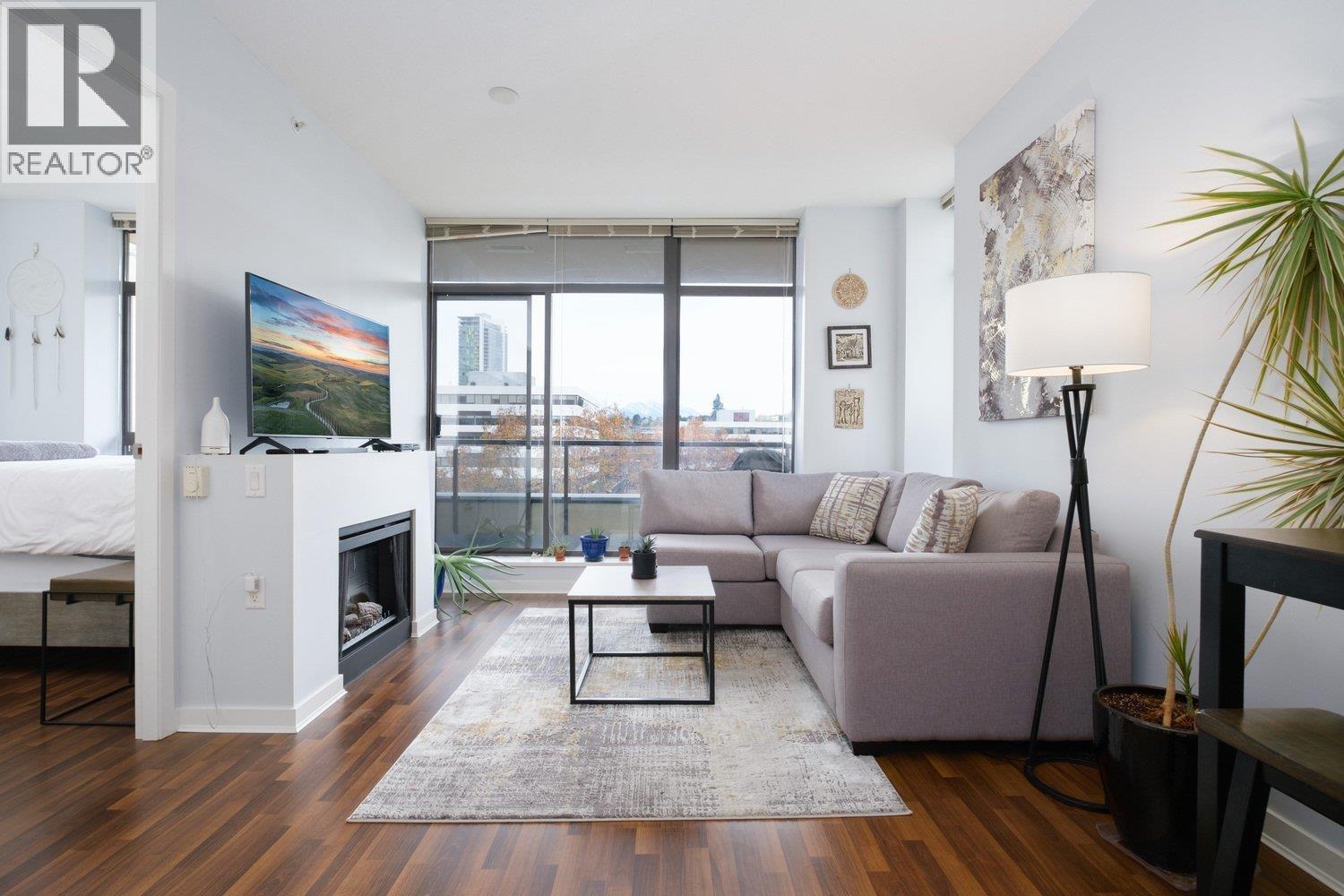 702 4250 DAWSON STREET, Burnaby