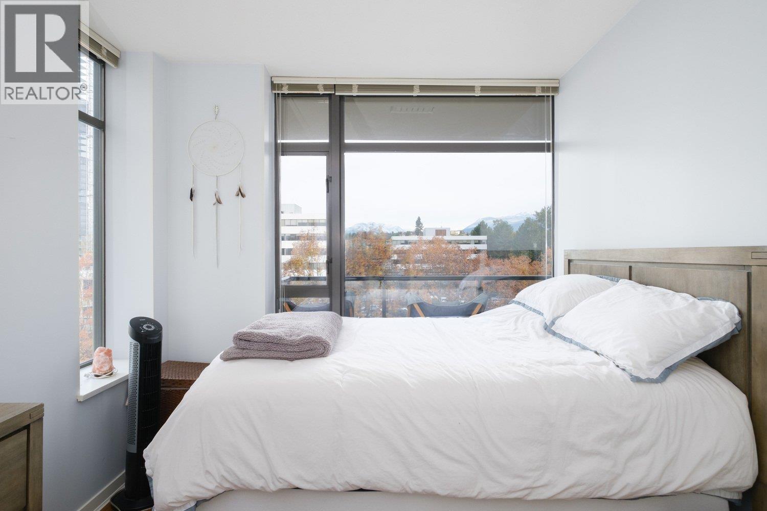 702 4250 DAWSON STREET, Burnaby