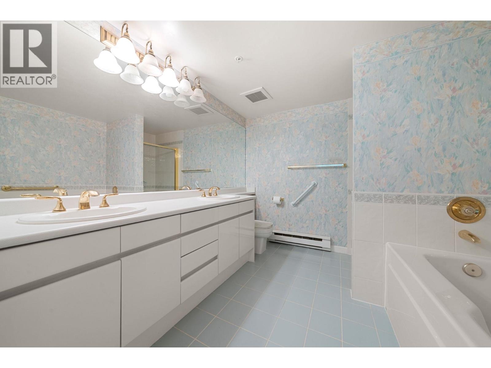 13 2425 EDGEMONT BOULEVARD, North Vancouver