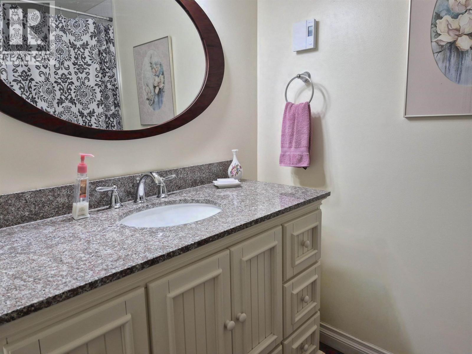 12 5761 WHARF AVENUE, Sechelt