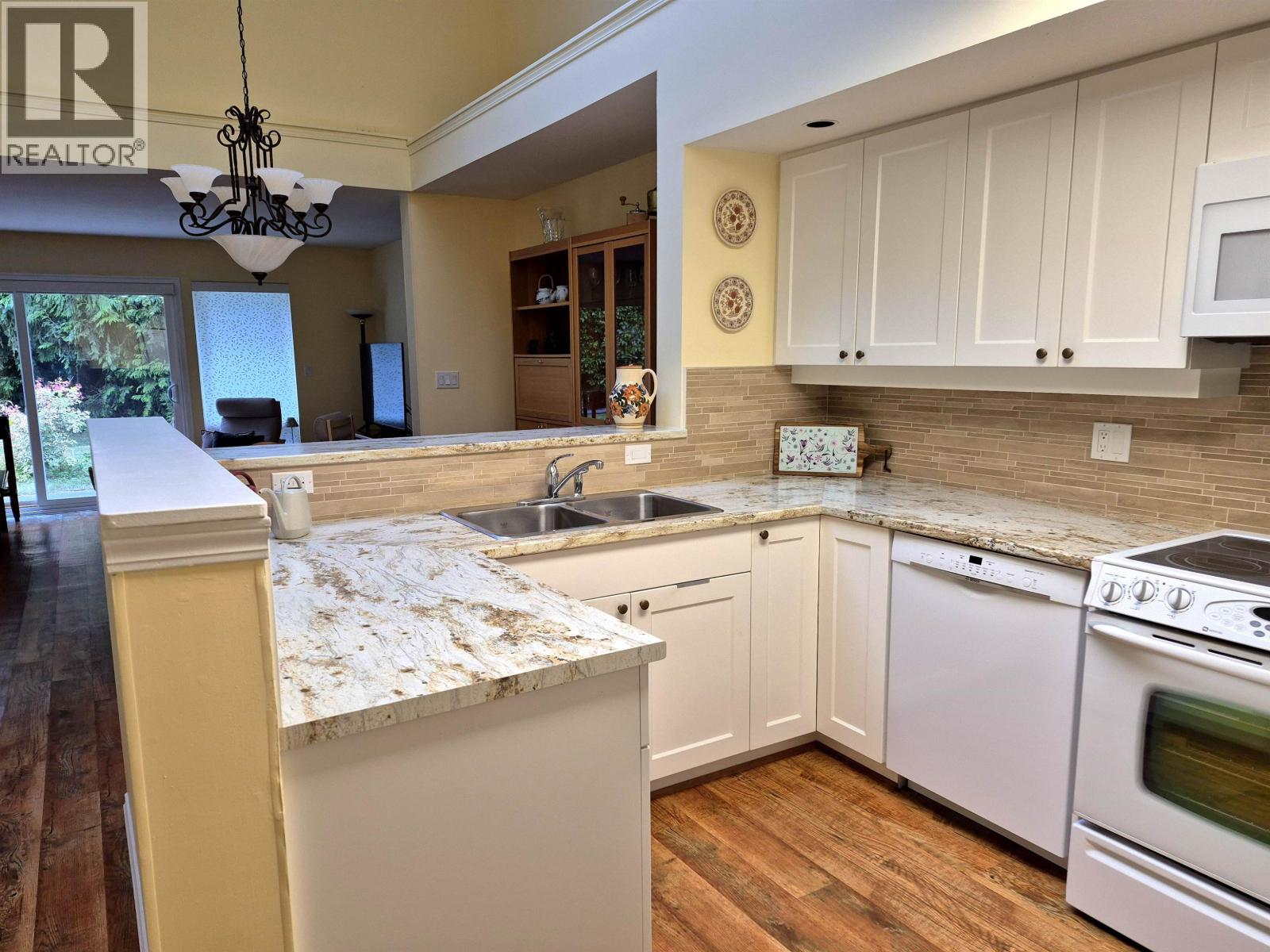 12 5761 WHARF AVENUE, Sechelt