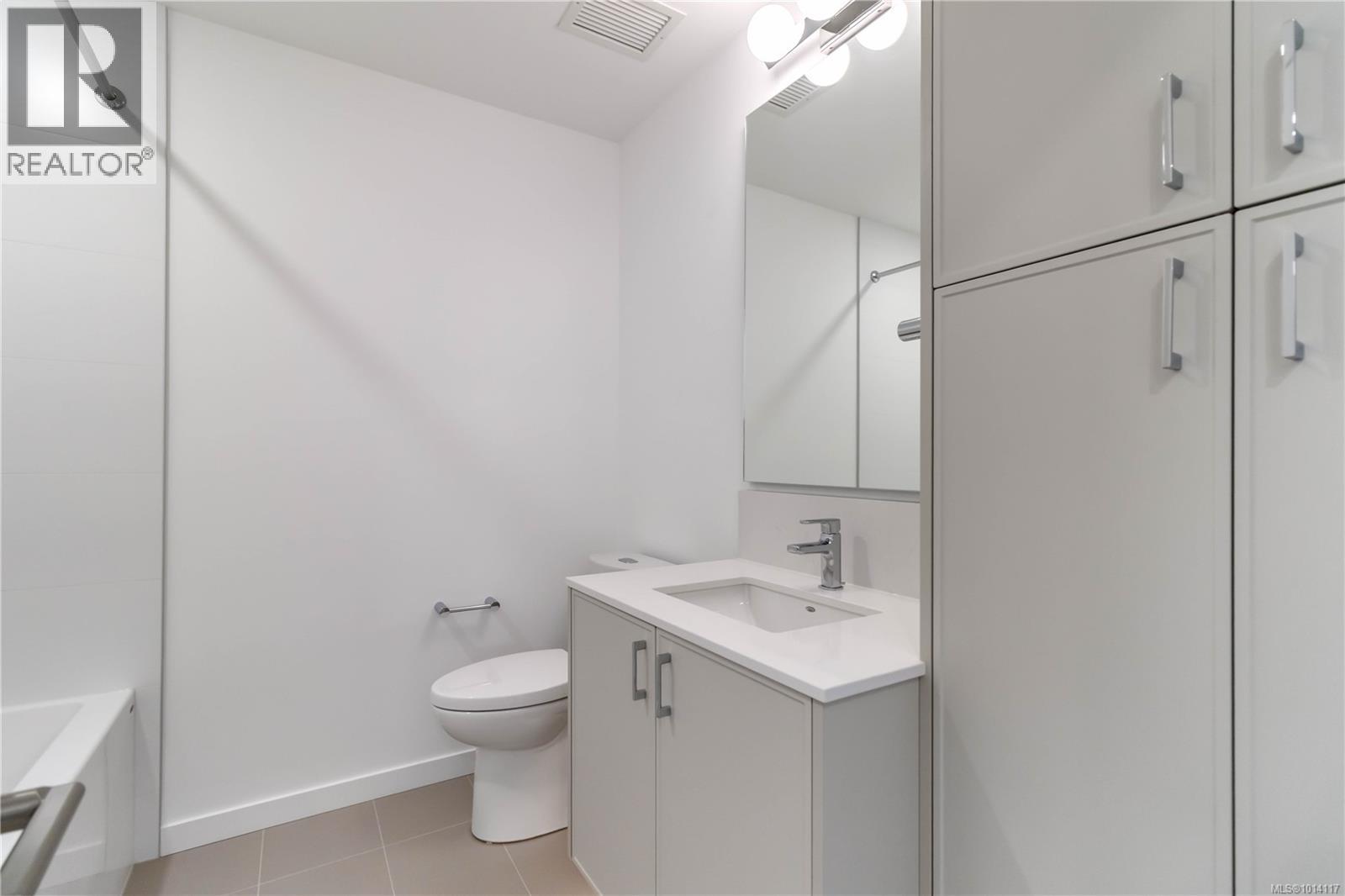 TH3 3450 Whittier Avenue, Saanich