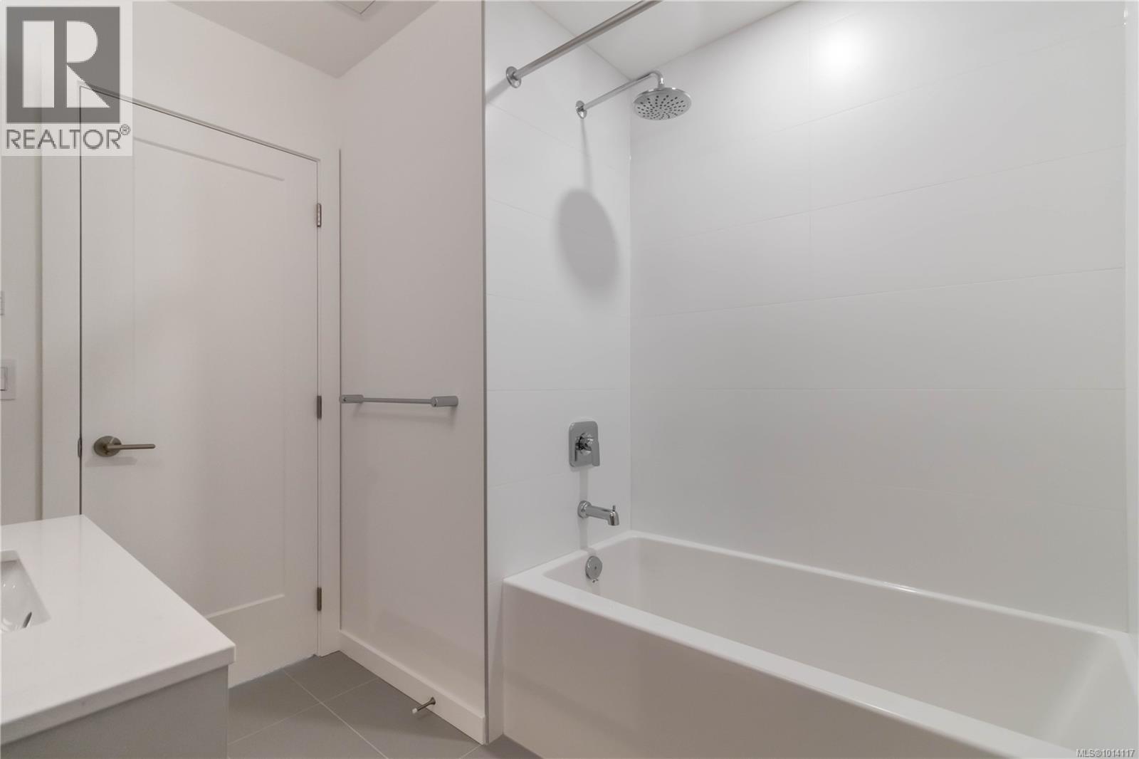 TH3 3450 Whittier Avenue, Saanich