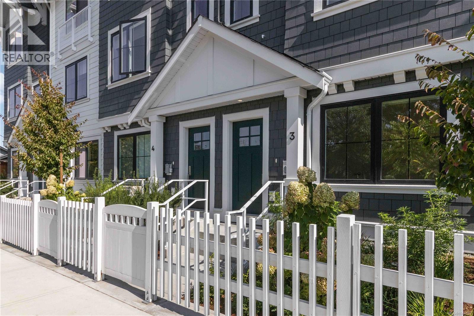 TH3 3450 Whittier Avenue, Saanich