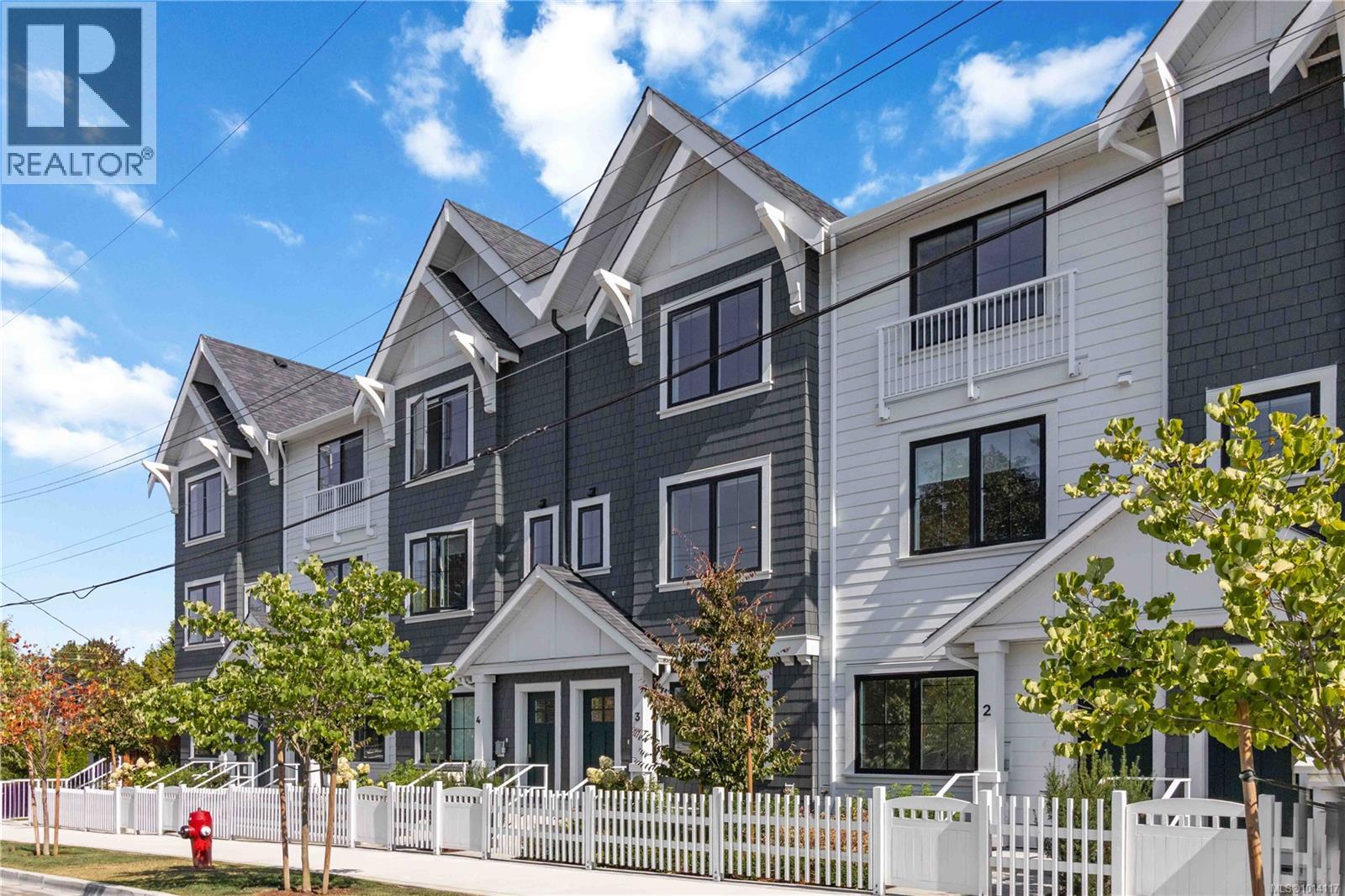 TH3 3450 Whittier Avenue, Saanich
