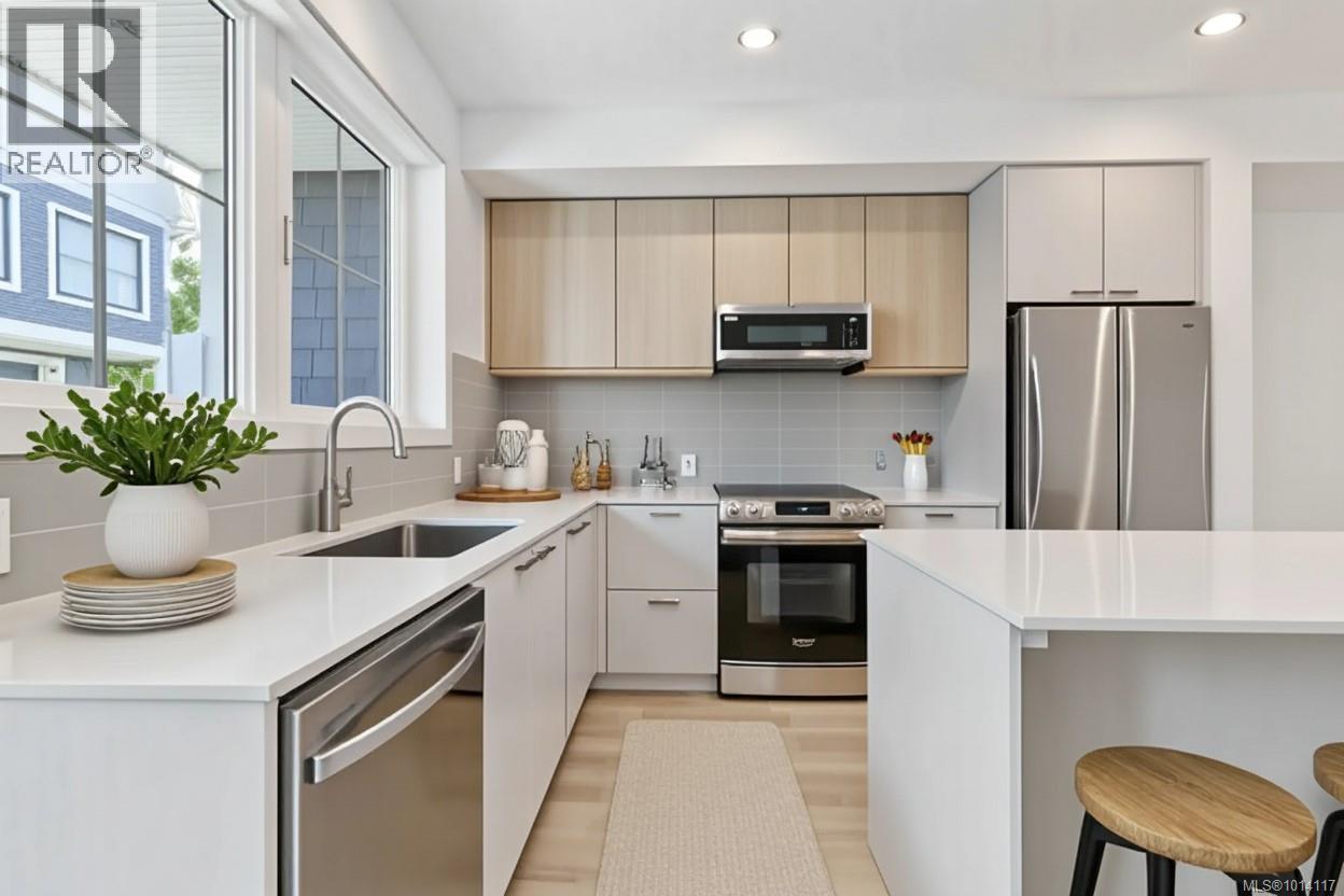 TH3 3450 Whittier Avenue, Saanich