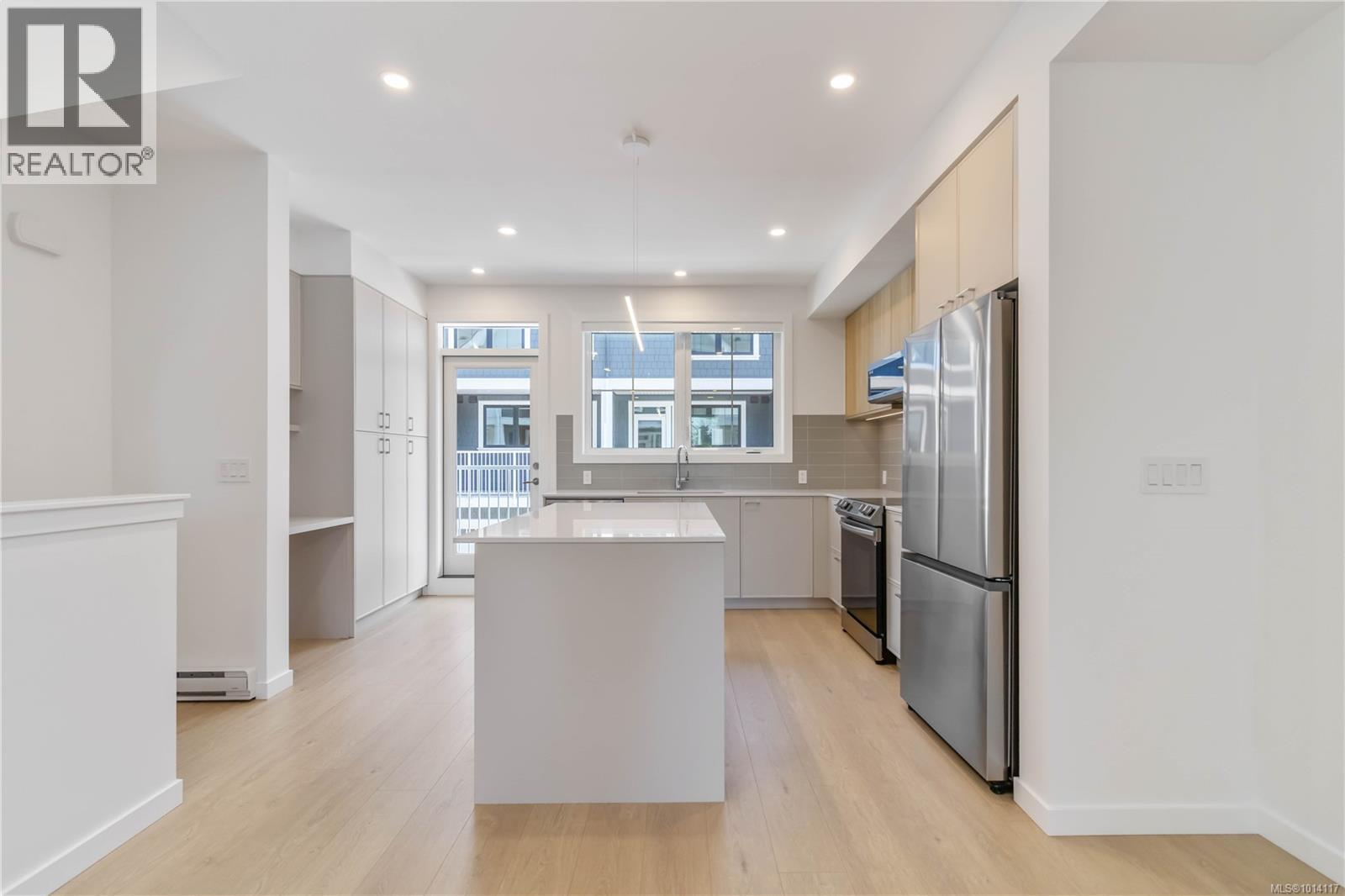 TH3 3450 Whittier Avenue, Saanich