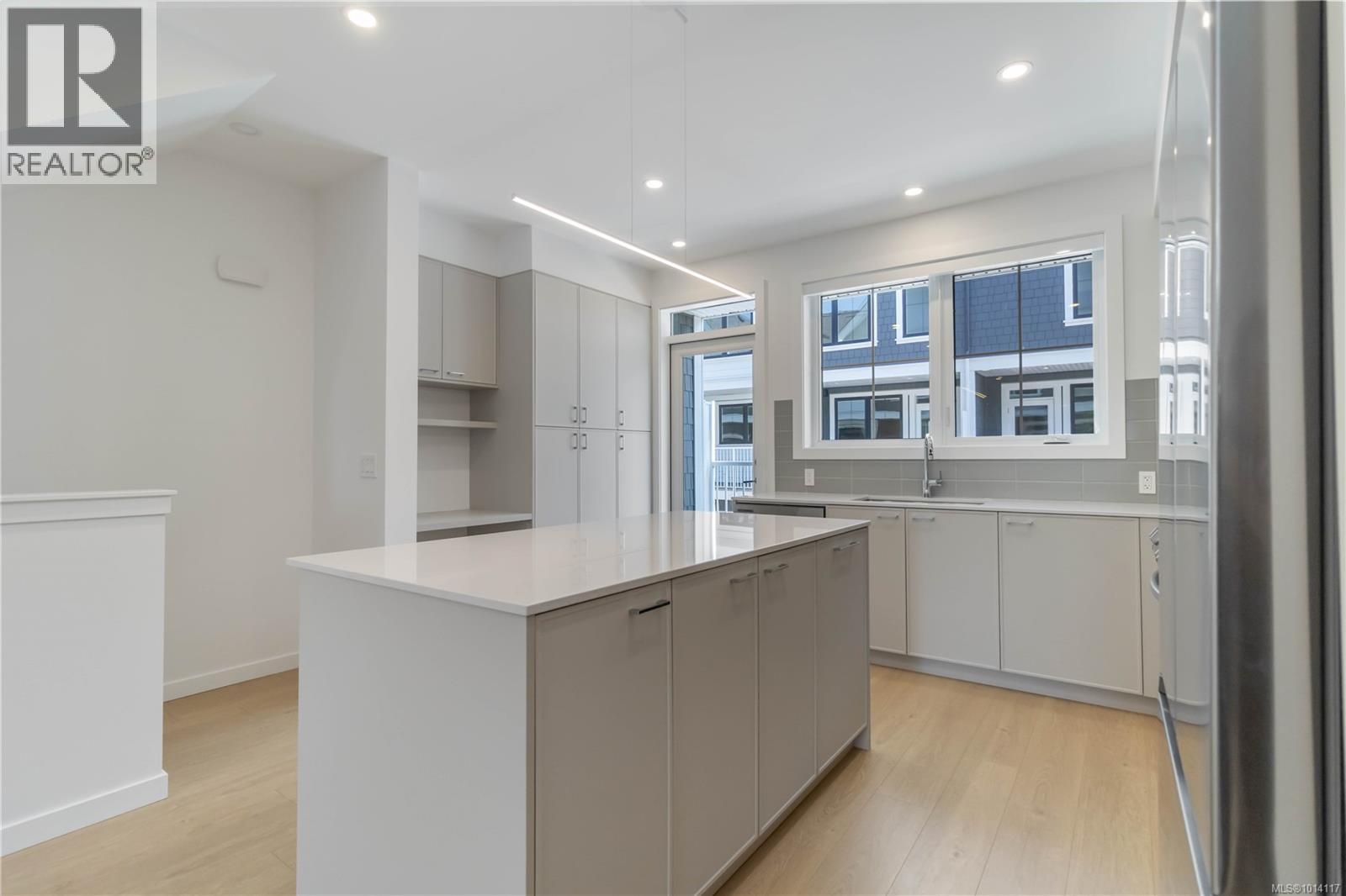 TH3 3450 Whittier Avenue, Saanich