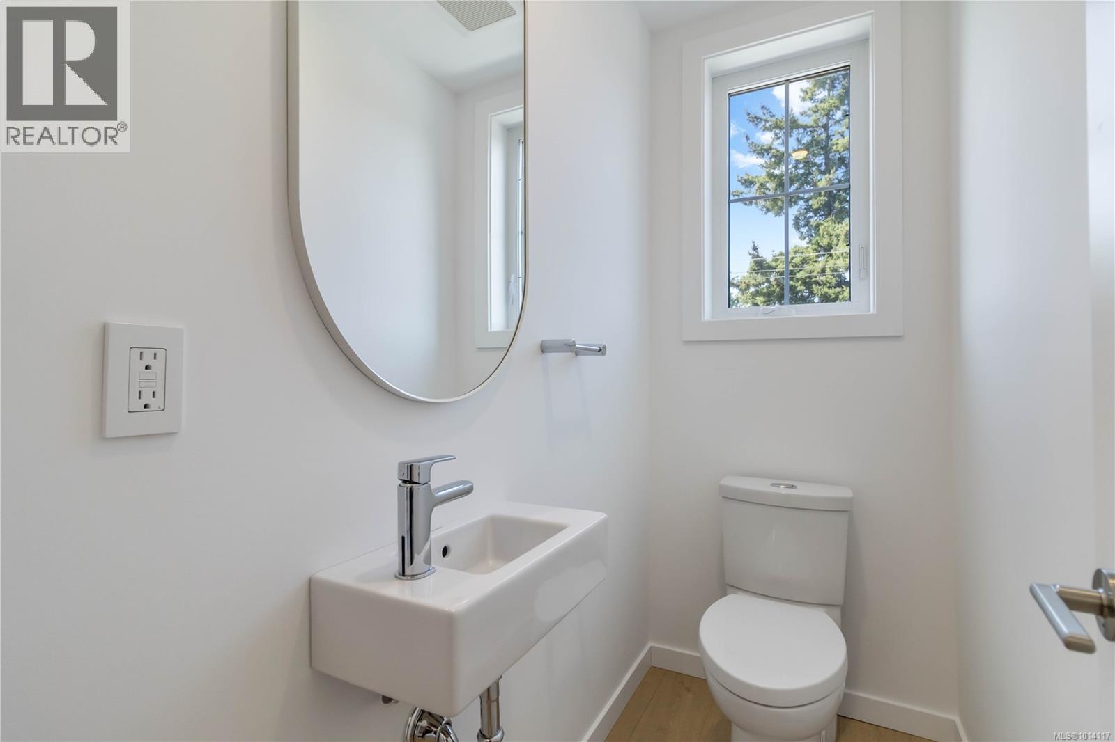 TH3 3450 Whittier Avenue, Saanich