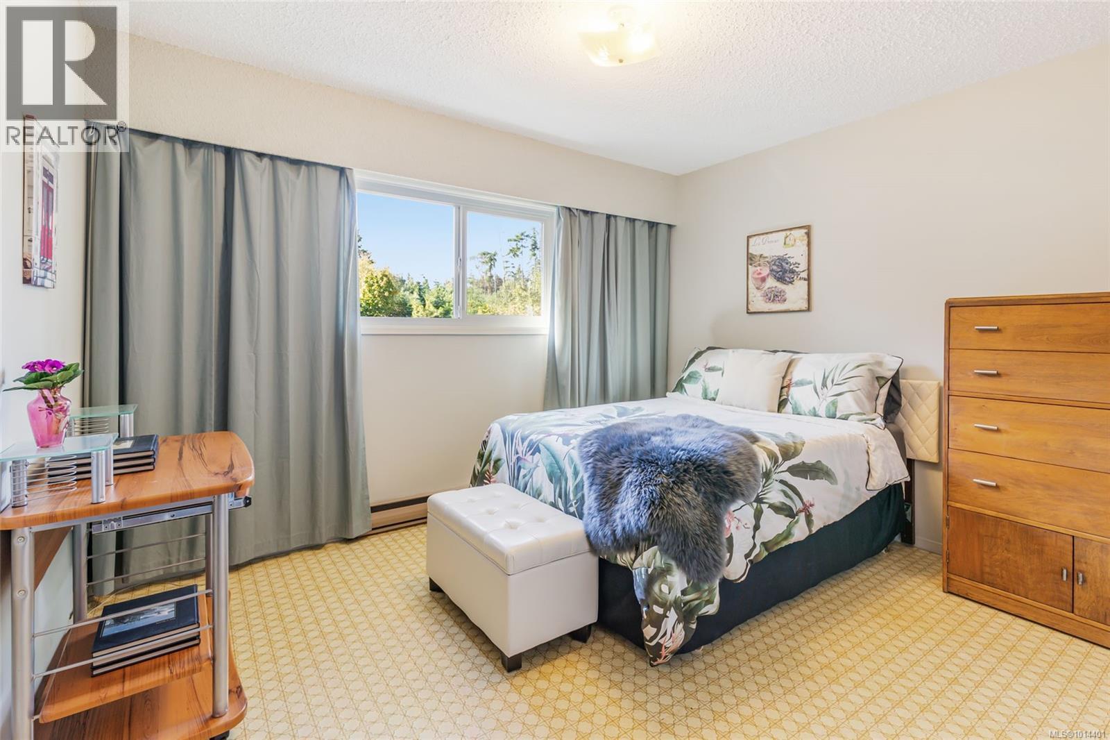2402 Cross Rd, Nanoose Bay