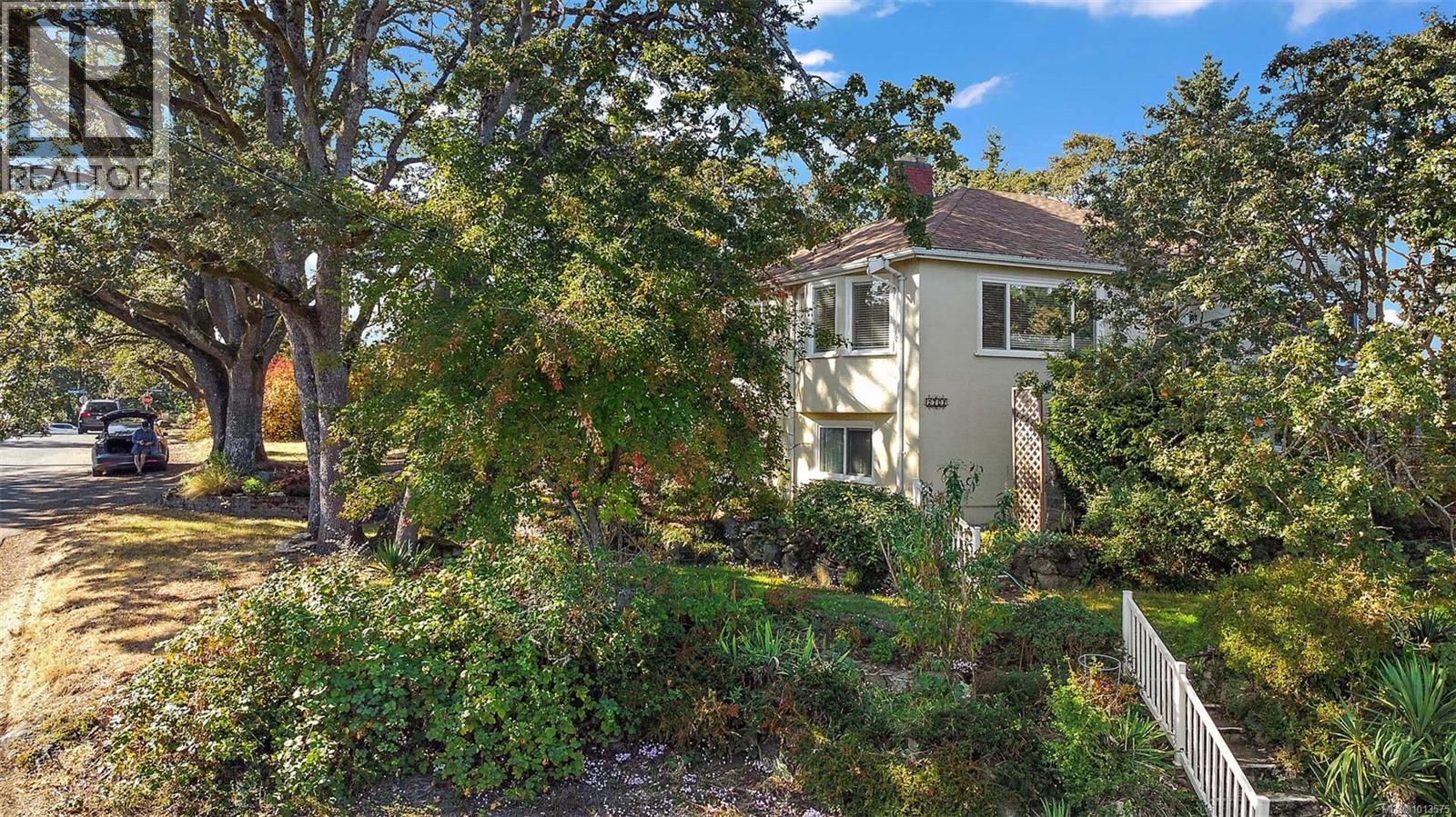 2702 Roseberry Ave, Victoria