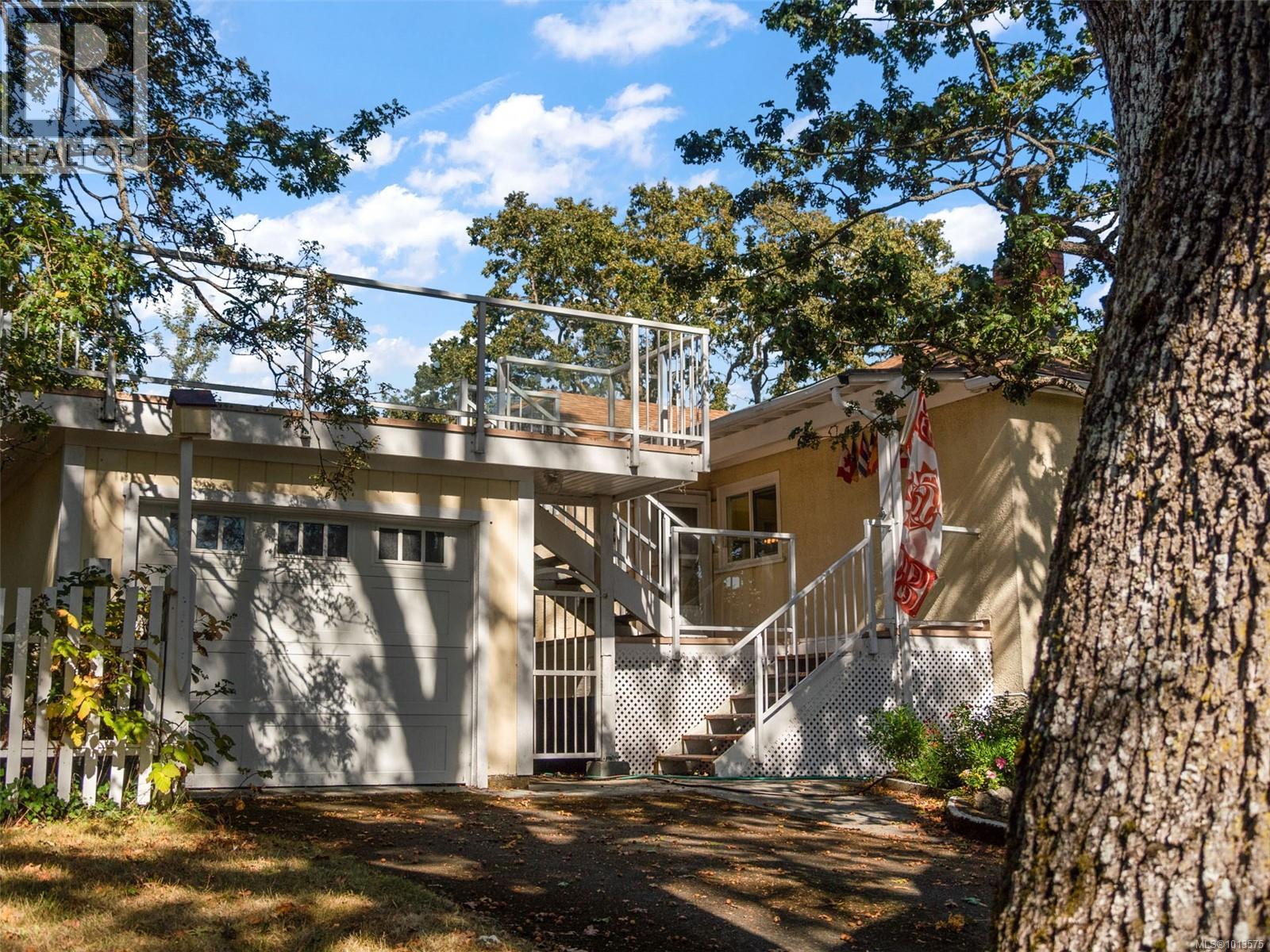 2702 Roseberry Ave, Victoria