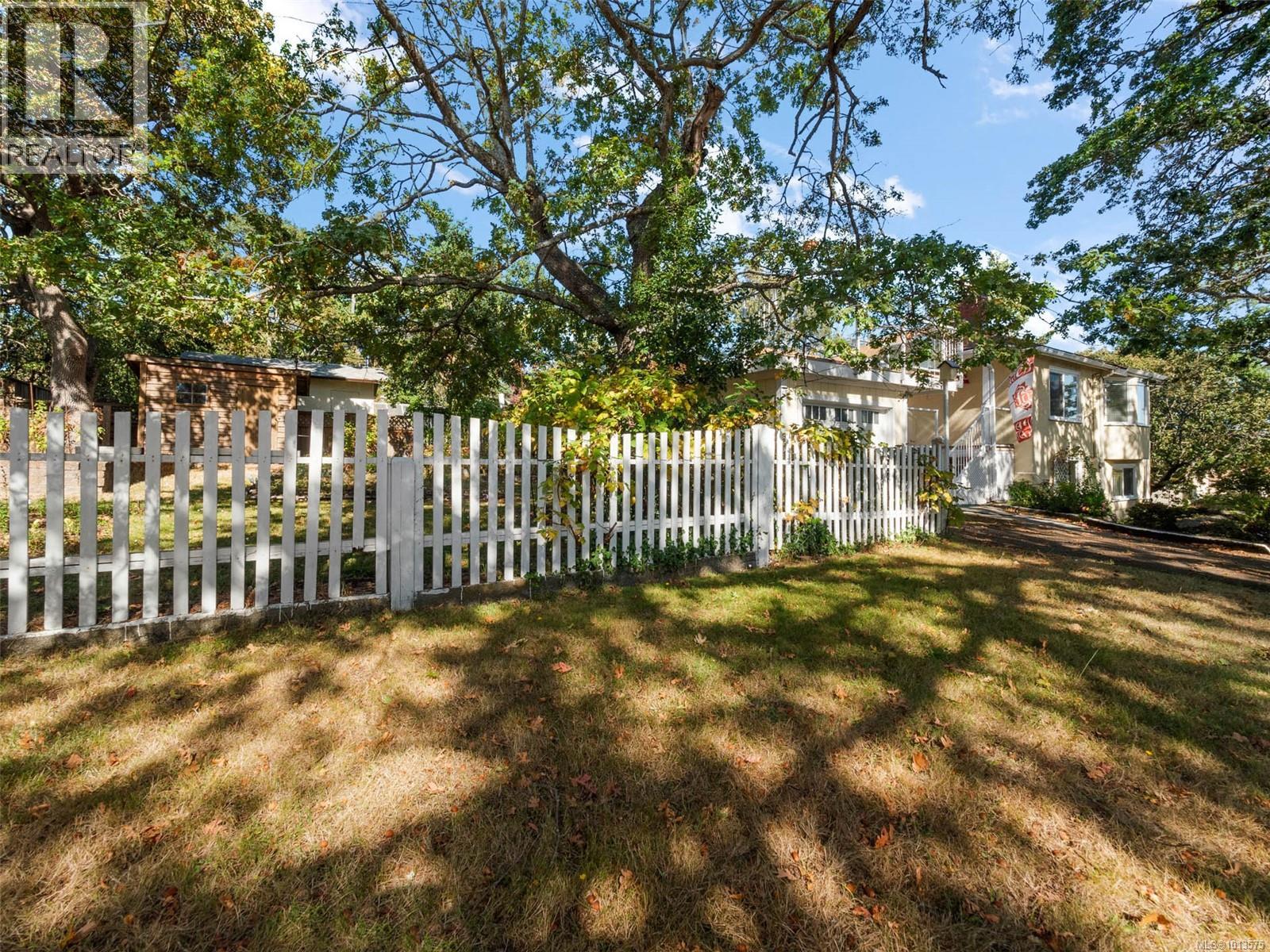 2702 Roseberry Ave, Victoria