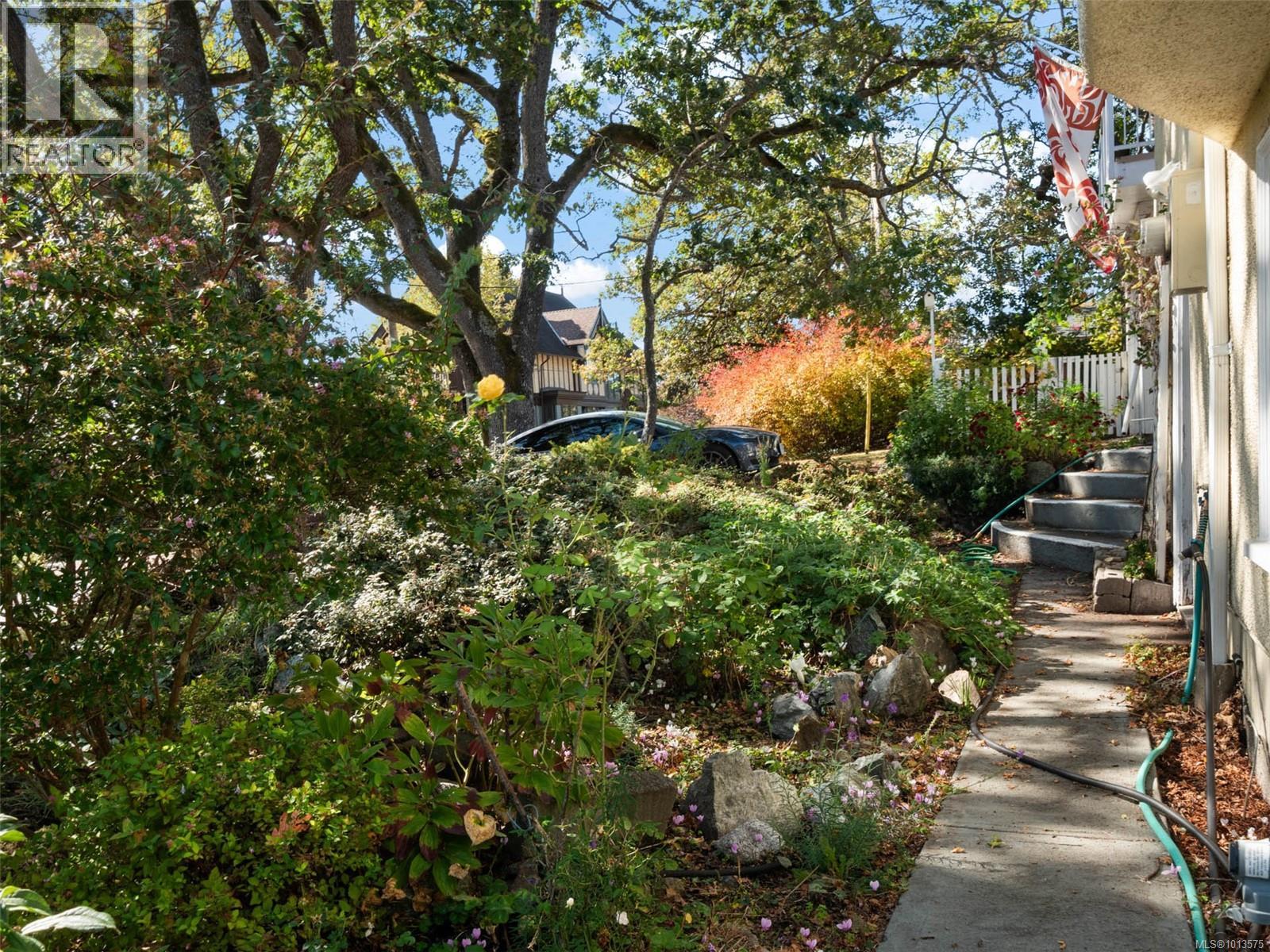 2702 Roseberry Ave, Victoria