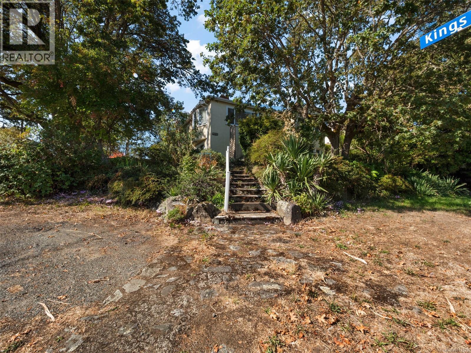 2702 Roseberry Ave, Victoria