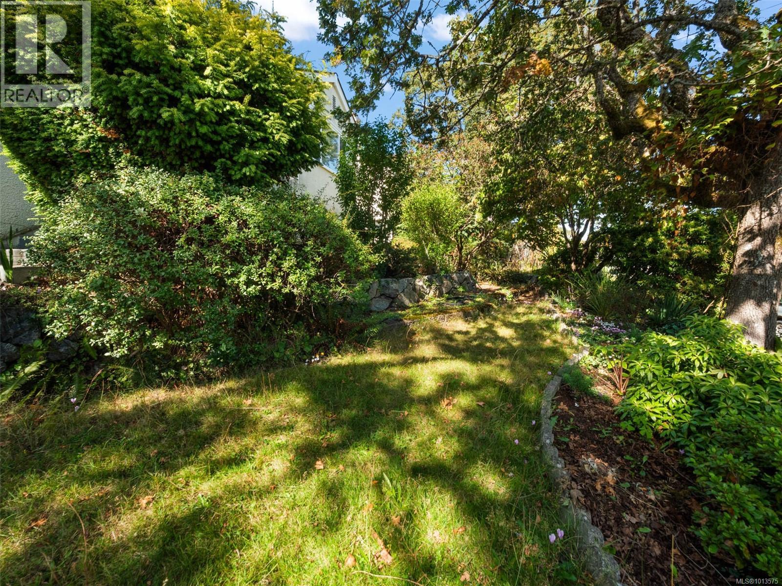2702 Roseberry Ave, Victoria